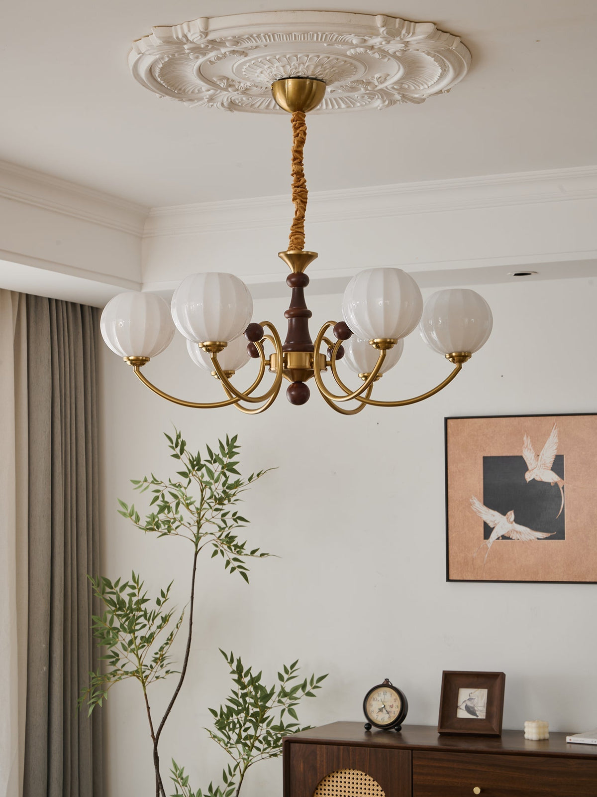 Omirara Kronleuchter im Vintage-Stil aus Holz mit traditionellem Eleganzcharakter