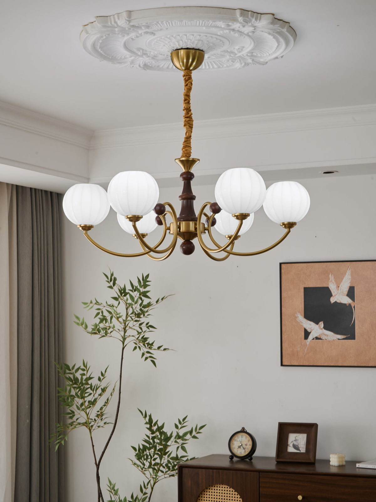 Omirara Kronleuchter im Vintage-Stil aus Holz mit traditionellem Eleganzcharakter