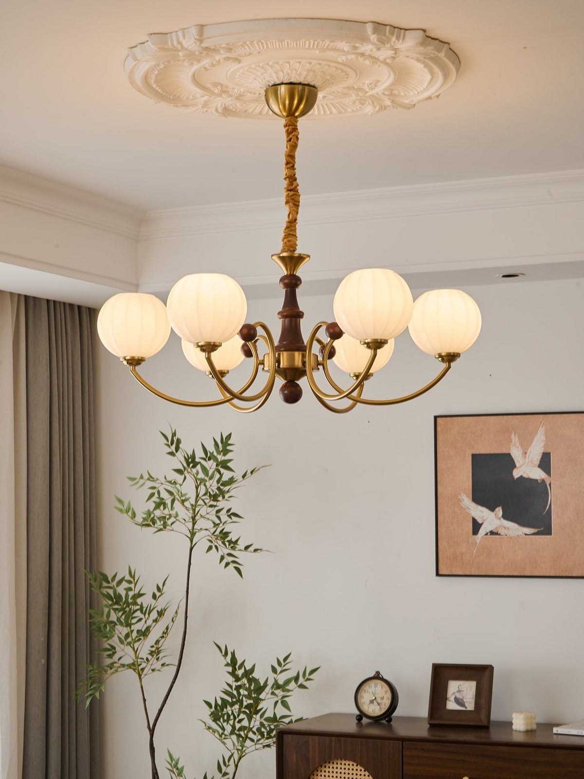 Omirara Kronleuchter im Vintage-Stil aus Holz mit traditionellem Eleganzcharakter
