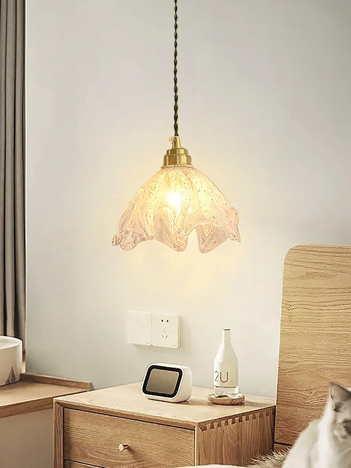 Deveny Pendelleuchte aus Messing mit welligem Glas im Lotus-Stil Vintage