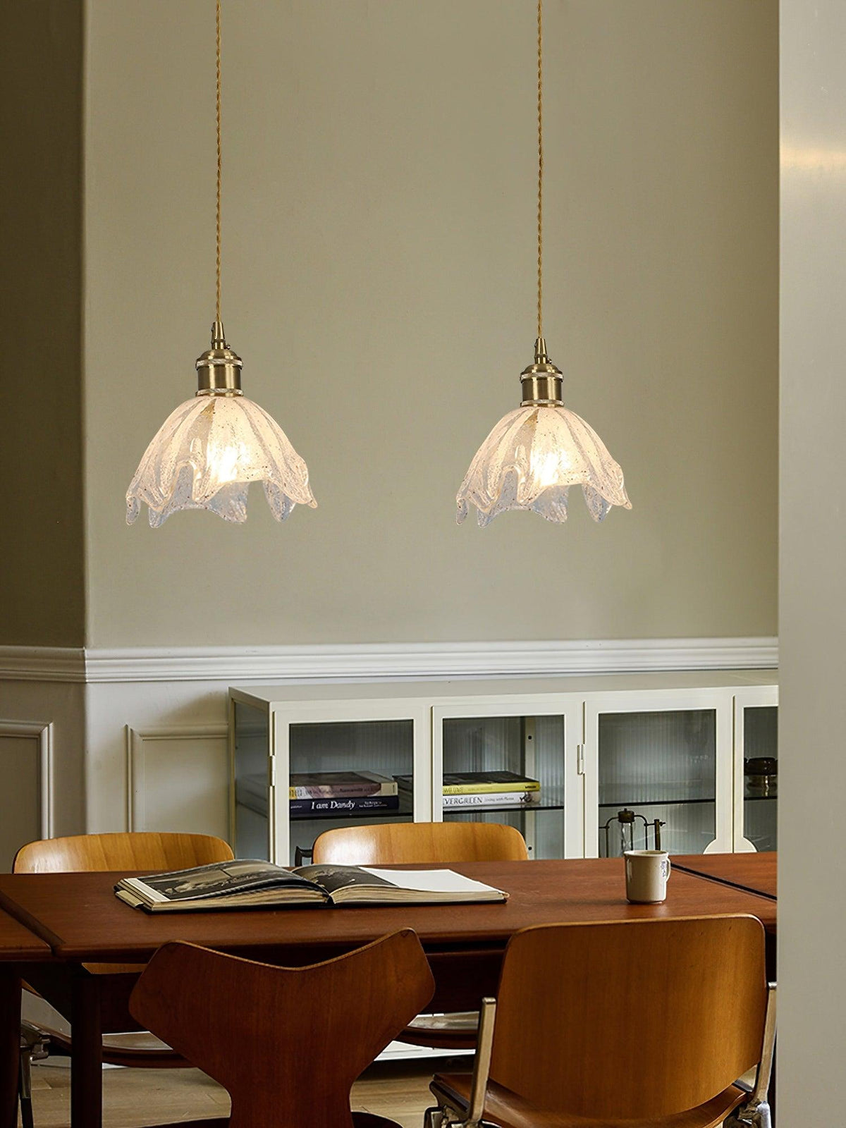 Deveny Pendelleuchte aus Messing mit welligem Glas im Lotus-Stil Vintage