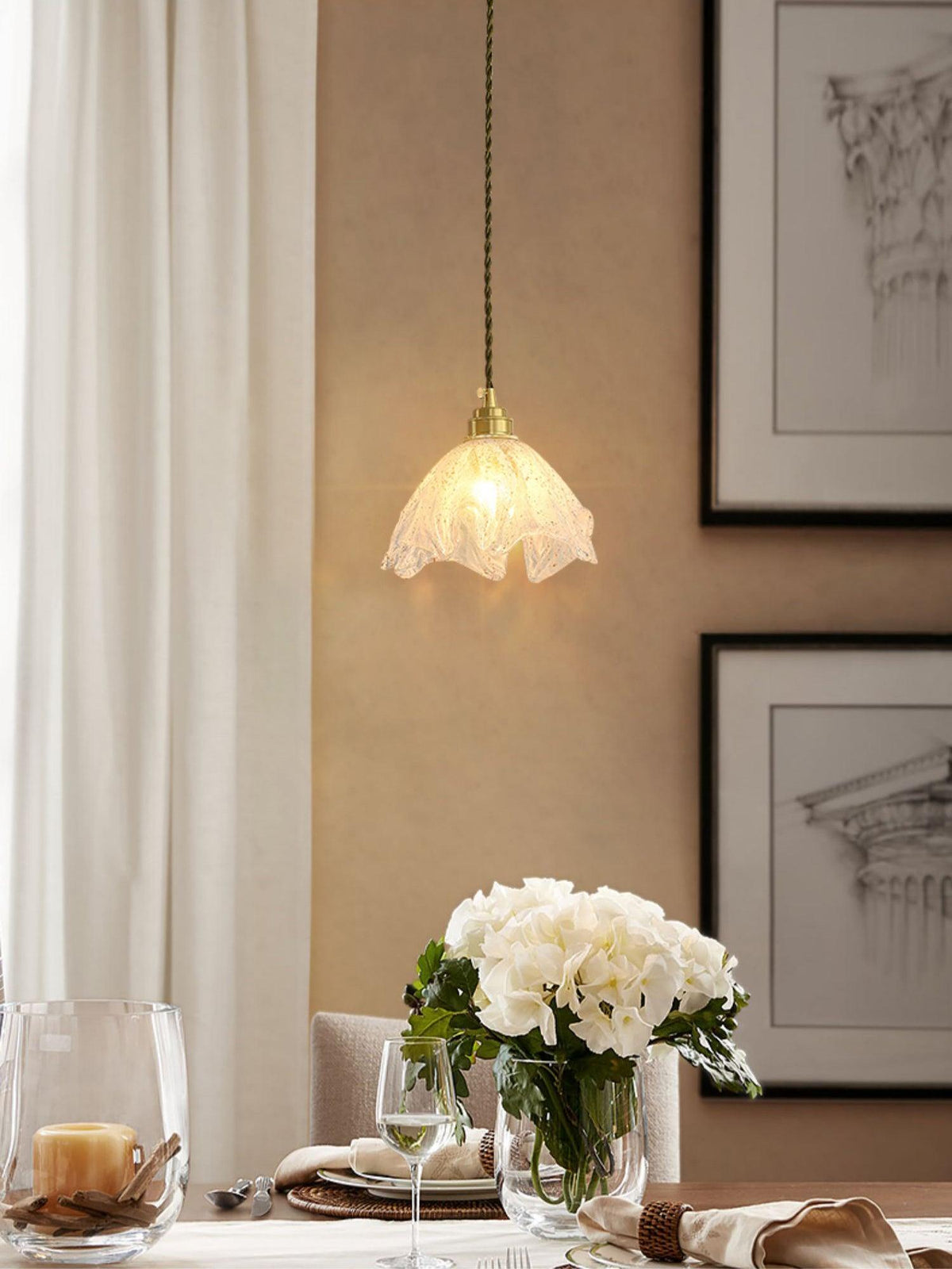Deveny Pendelleuchte aus Messing mit welligem Glas im Lotus-Stil Vintage