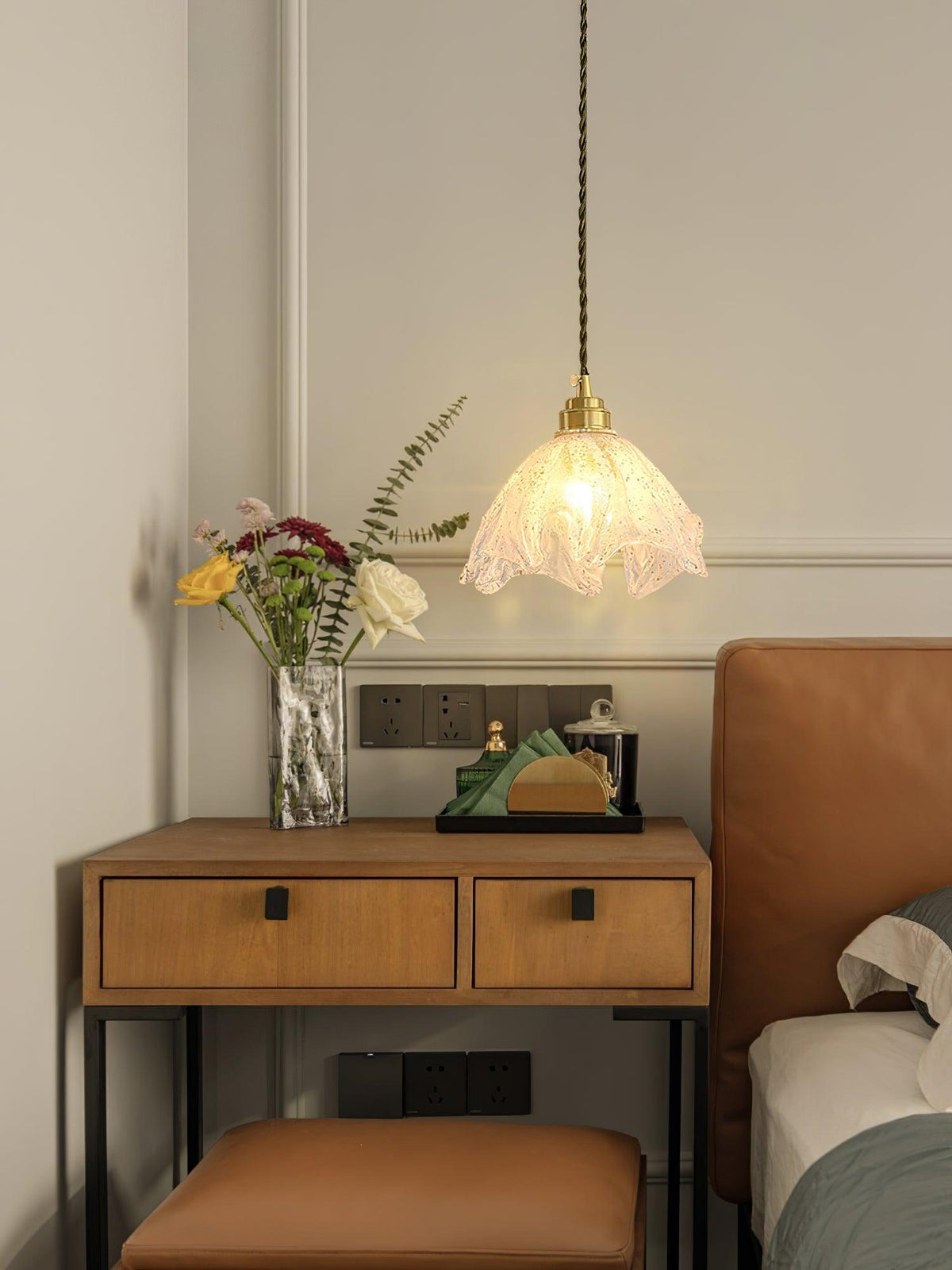 Deveny Pendelleuchte aus Messing mit welligem Glas im Lotus-Stil Vintage
