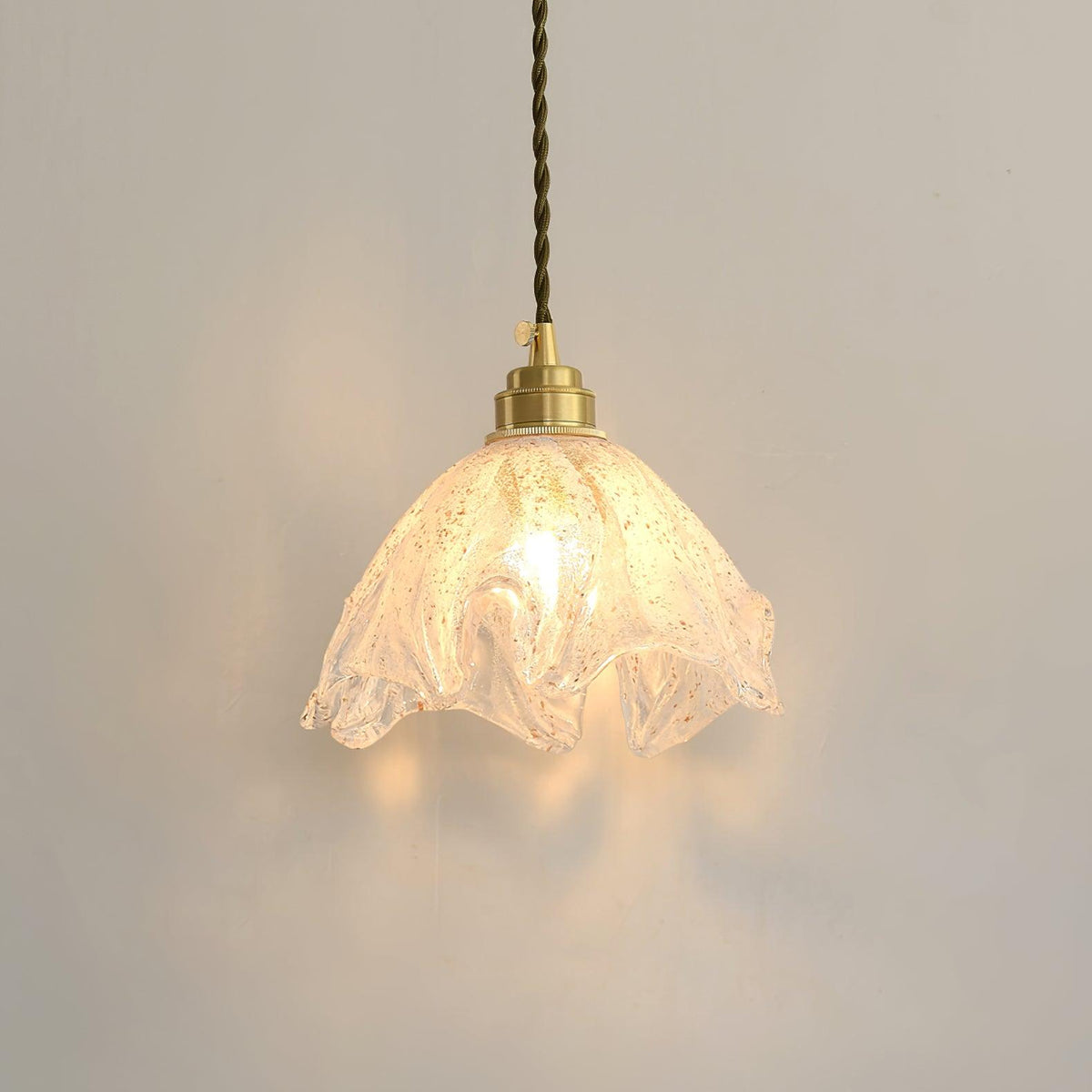Deveny Pendelleuchte aus Messing mit welligem Glas im Lotus-Stil Vintage