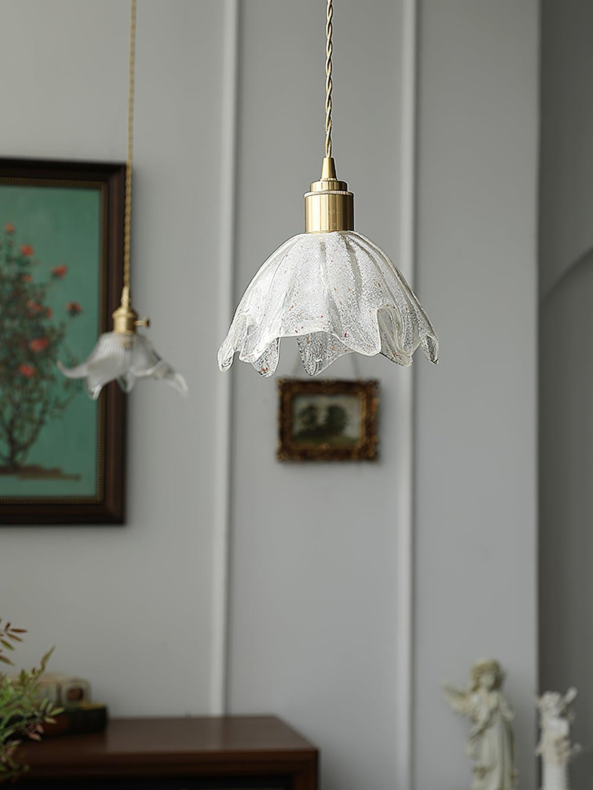 Deveny Pendelleuchte aus Messing mit welligem Glas im Lotus-Stil Vintage