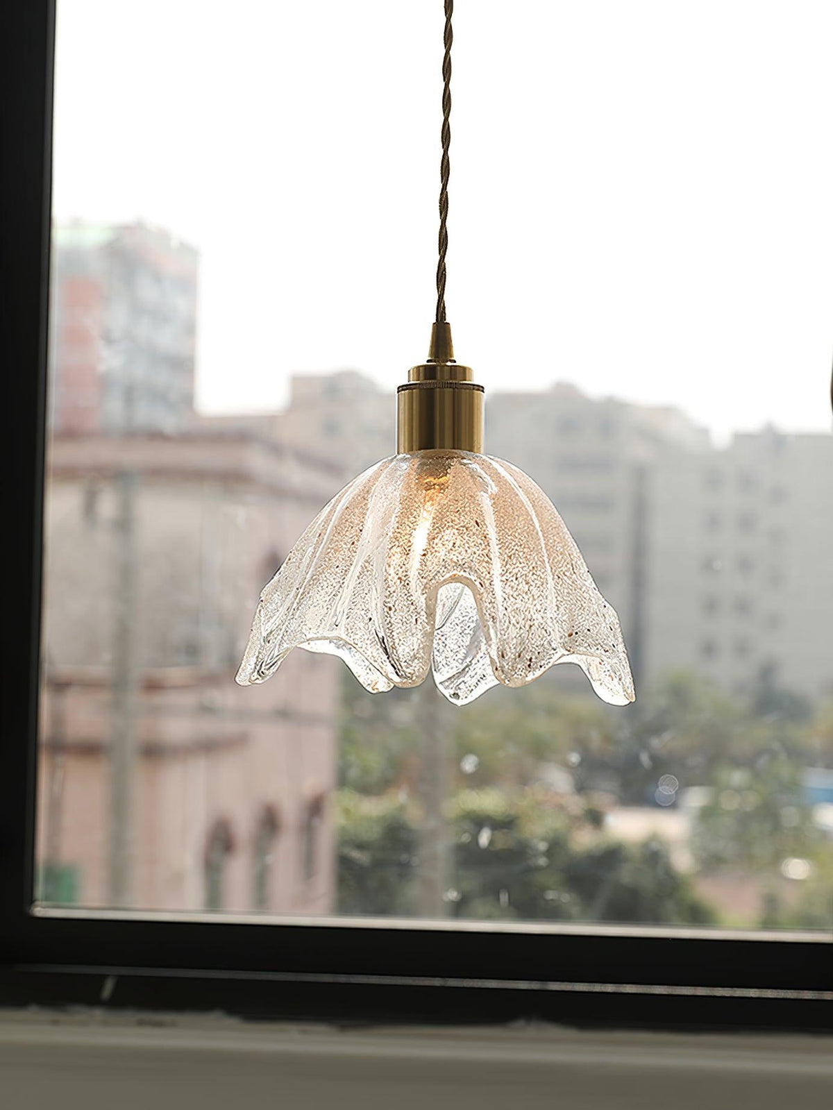 Deveny Pendelleuchte aus Messing mit welligem Glas im Lotus-Stil Vintage