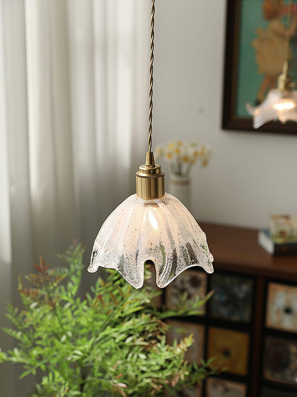 Deveny Pendelleuchte aus Messing mit welligem Glas im Lotus-Stil Vintage