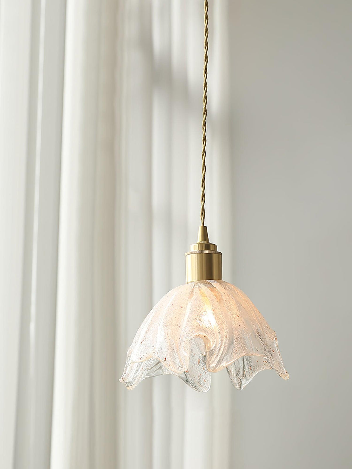 Deveny Pendelleuchte aus Messing mit welligem Glas im Lotus-Stil Vintage