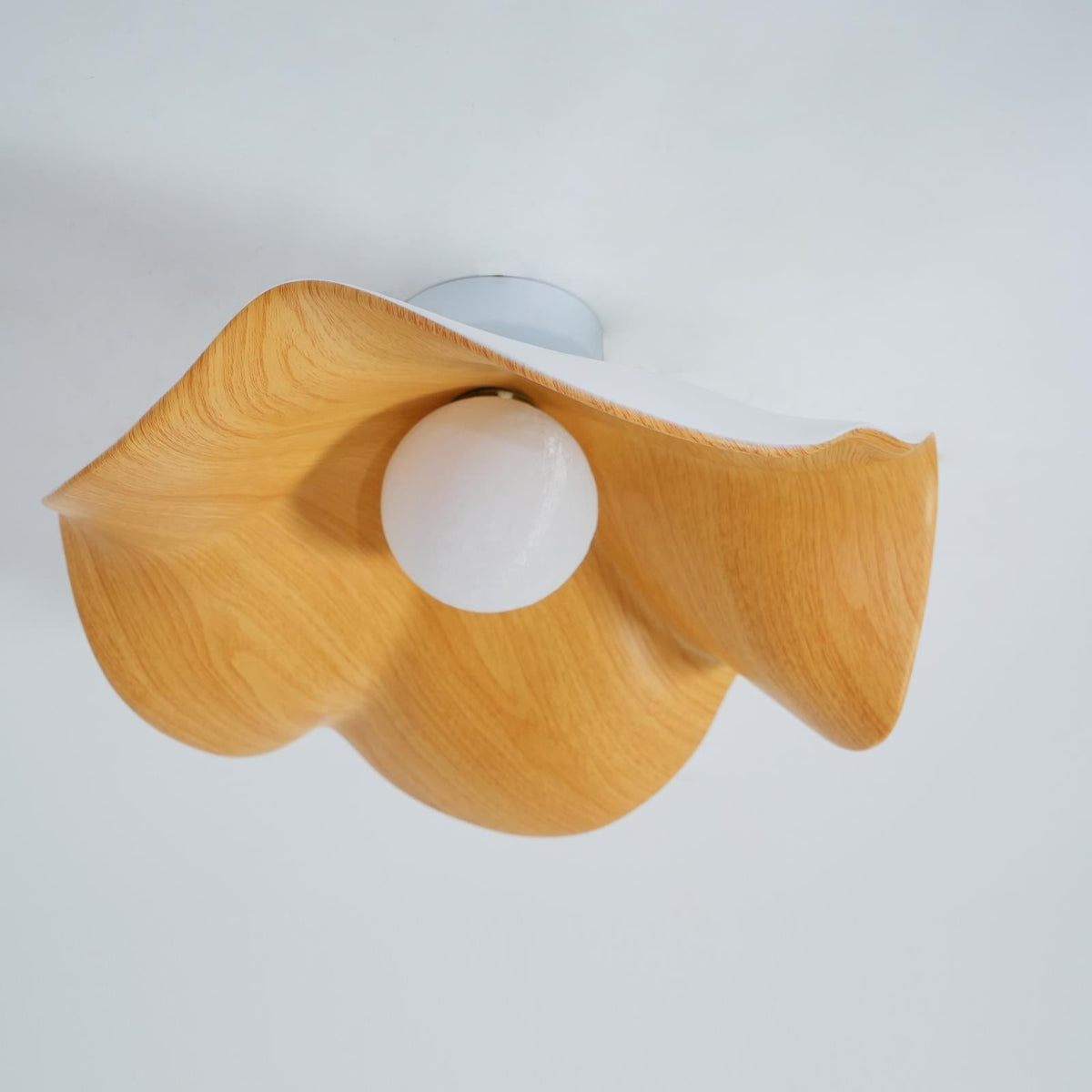 Belenor Deckenleuchte Lotus Leaf mit Holz- und Weiß-Oberfläche