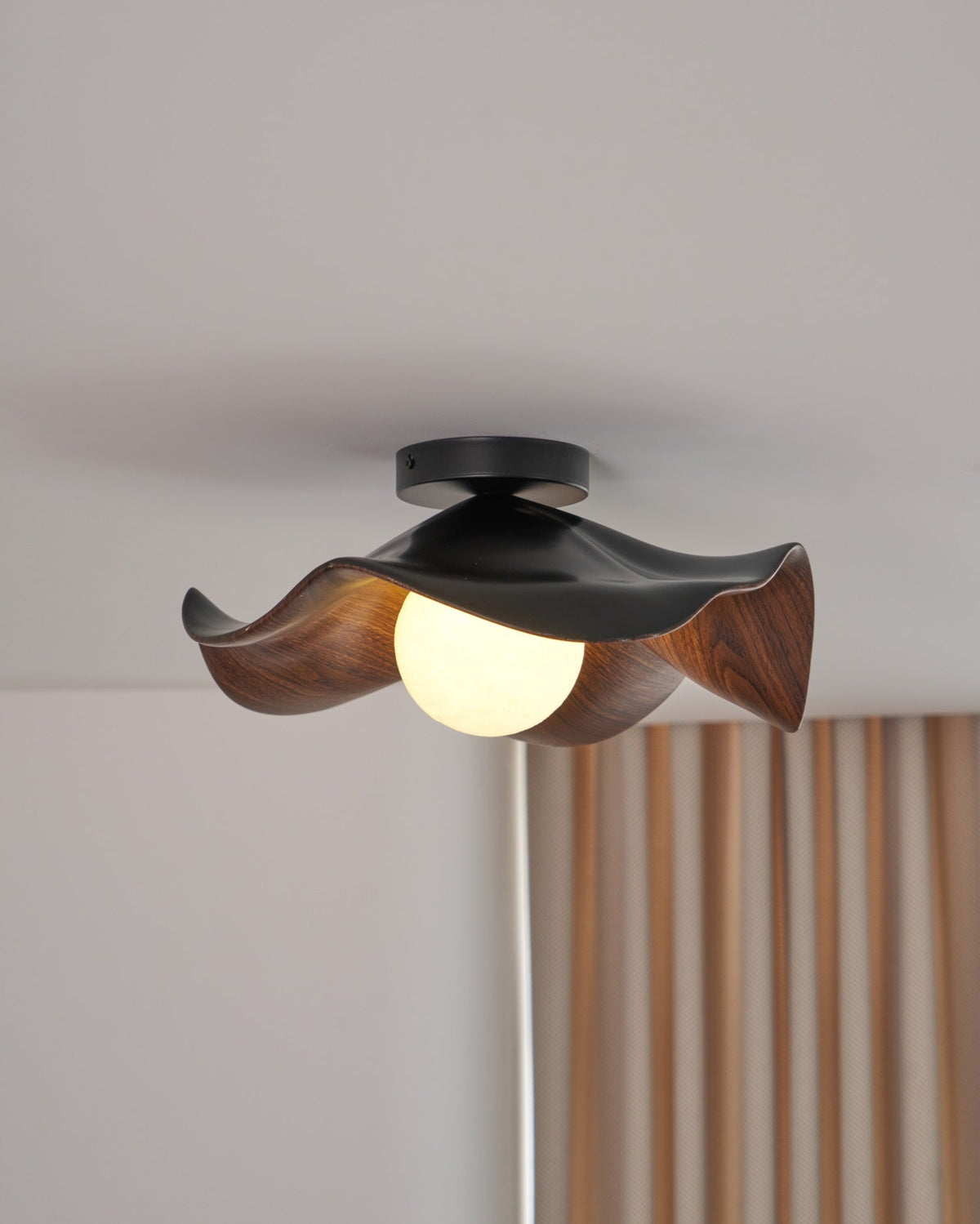 Belenor Deckenleuchte Lotus Leaf mit Holz- und Weiß-Oberfläche