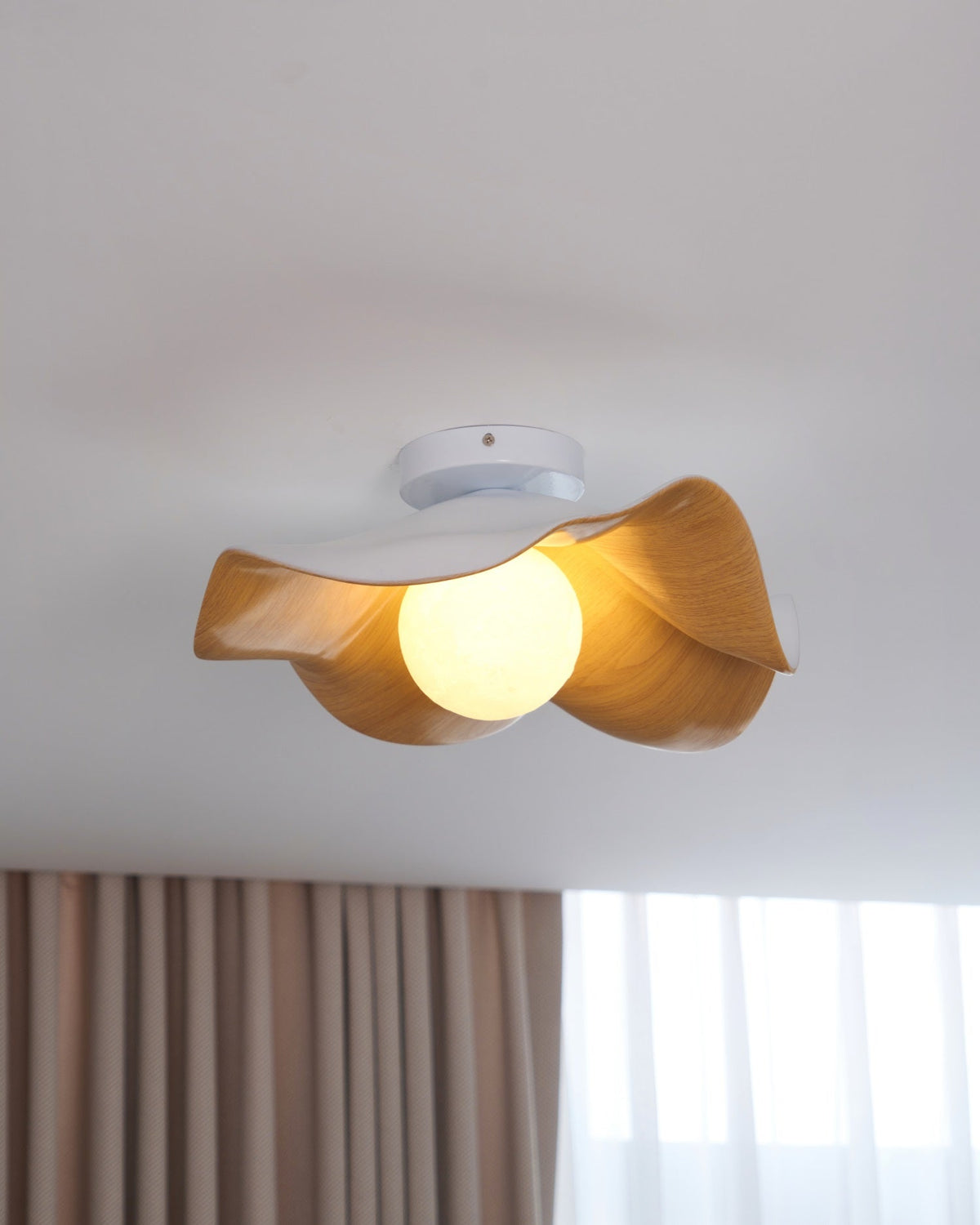 Belenor Deckenleuchte Lotus Leaf mit Holz- und Weiß-Oberfläche
