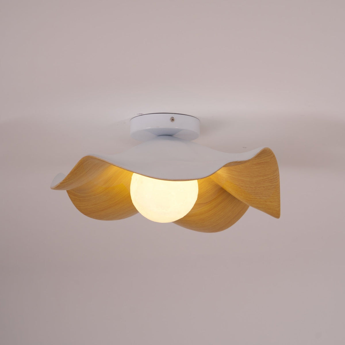 Belenor Deckenleuchte Lotus Leaf mit Holz- und Weiß-Oberfläche