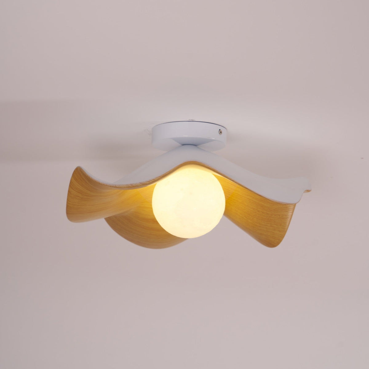 Belenor Deckenleuchte Lotus Leaf mit Holz- und Weiß-Oberfläche