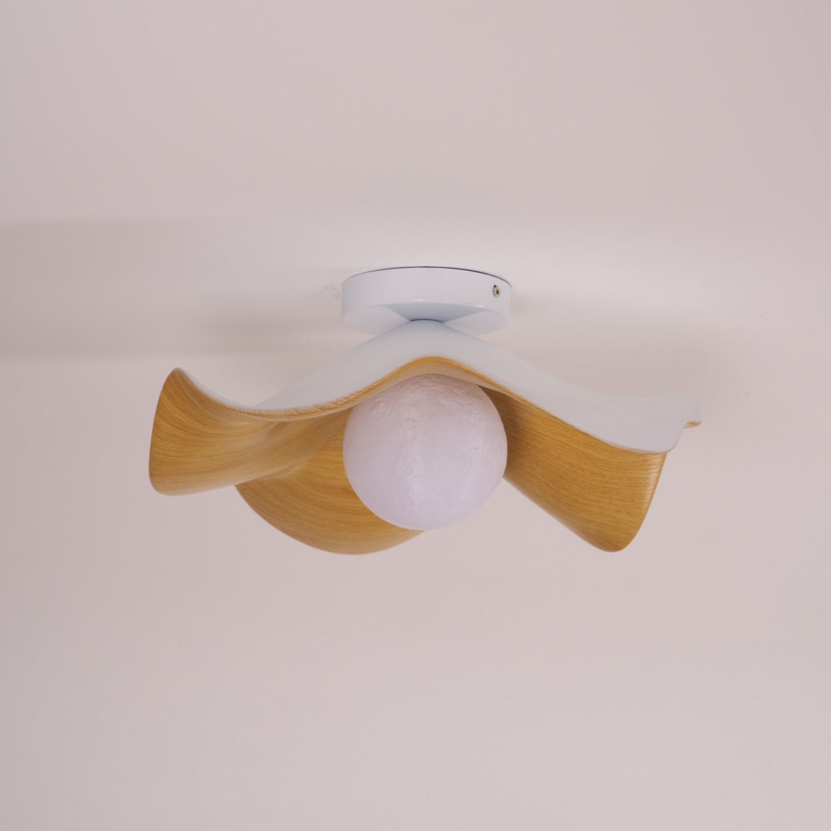 Belenor Deckenleuchte Lotus Leaf mit Holz- und Weiß-Oberfläche