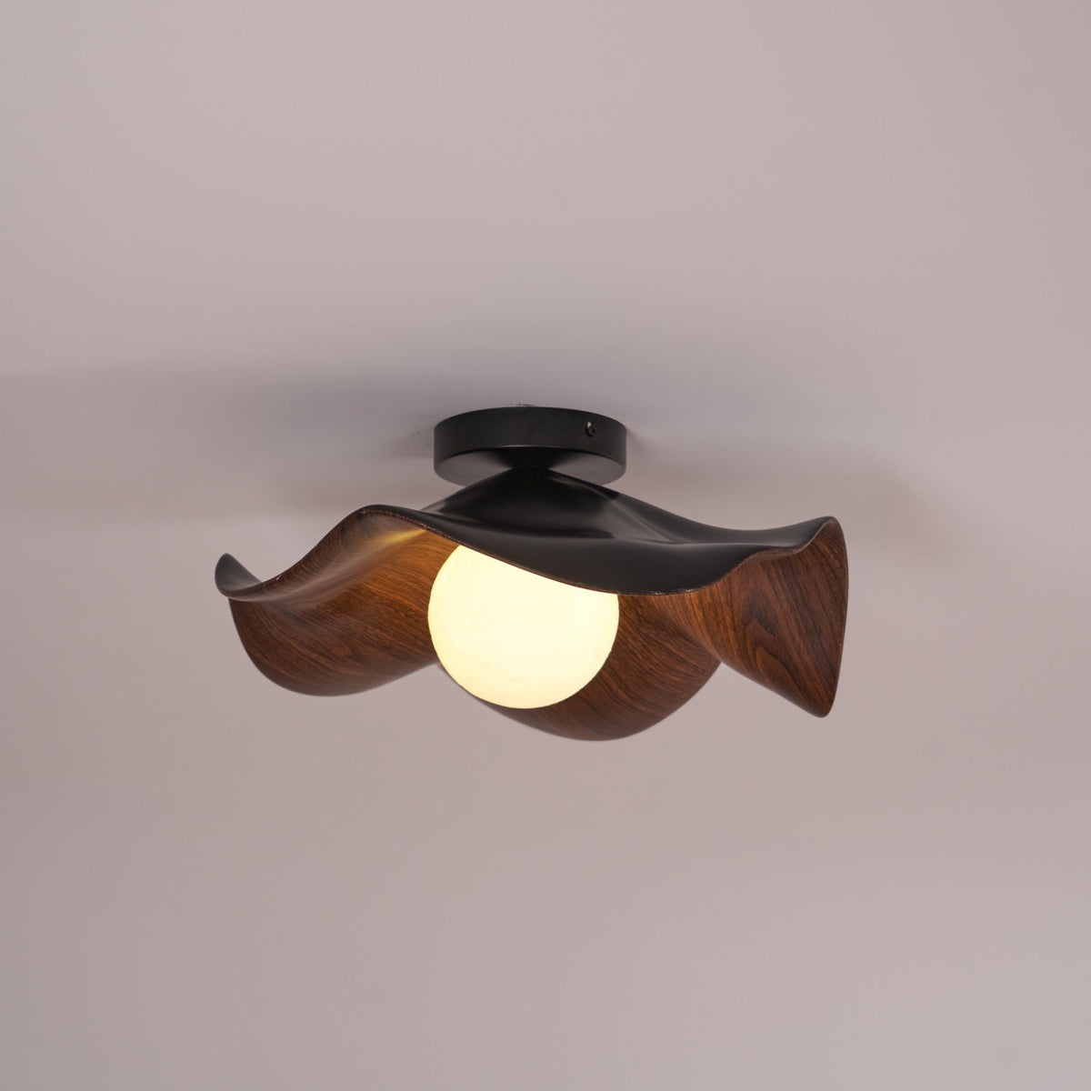 Belenor Deckenleuchte Lotus Leaf mit Holz- und Weiß-Oberfläche