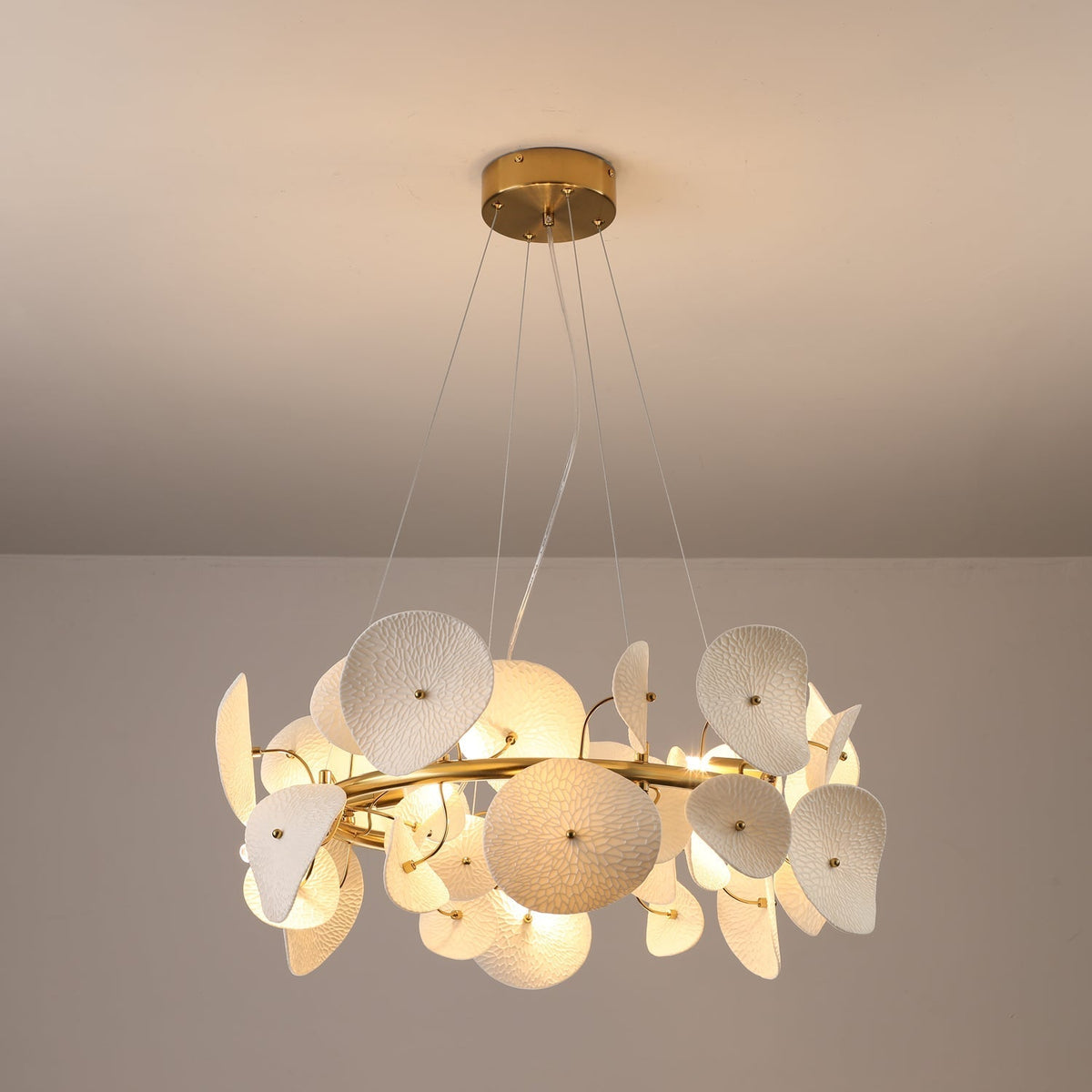 Jorlen Kronleuchter moderne Eleganz aus Keramik mit Blütenblatt-Design