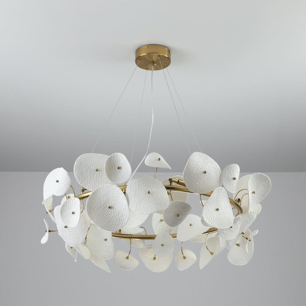 Jorlen Kronleuchter moderne Eleganz aus Keramik mit Blütenblatt-Design