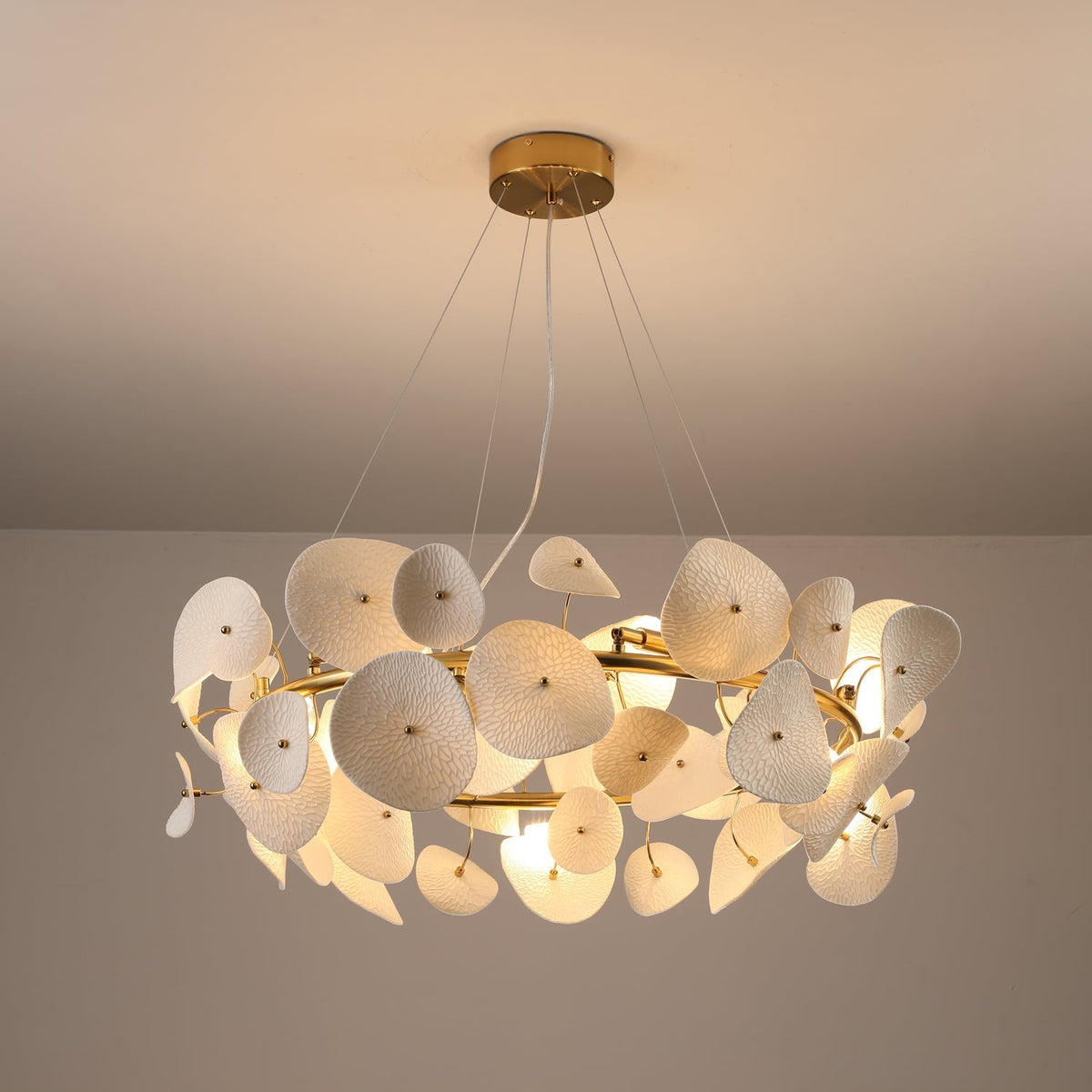 Jorlen Kronleuchter moderne Eleganz aus Keramik mit Blütenblatt-Design