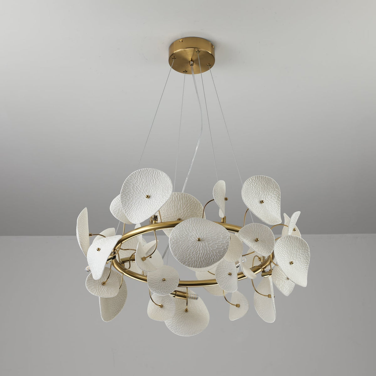 Jorlen Kronleuchter moderne Eleganz aus Keramik mit Blütenblatt-Design