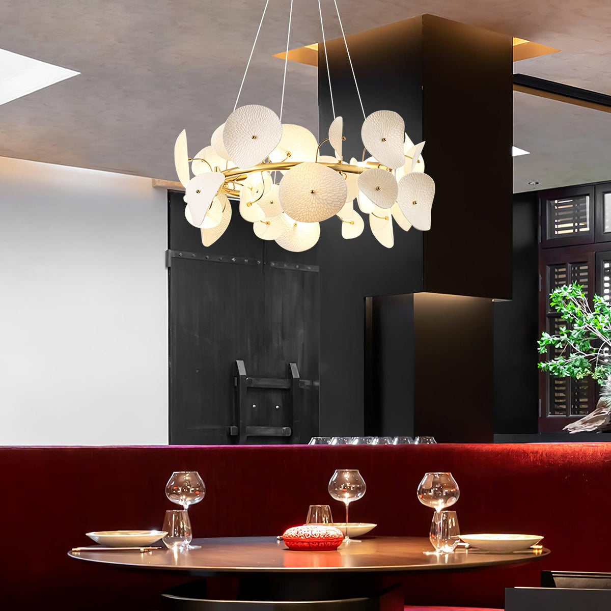 Jorlen Kronleuchter moderne Eleganz aus Keramik mit Blütenblatt-Design