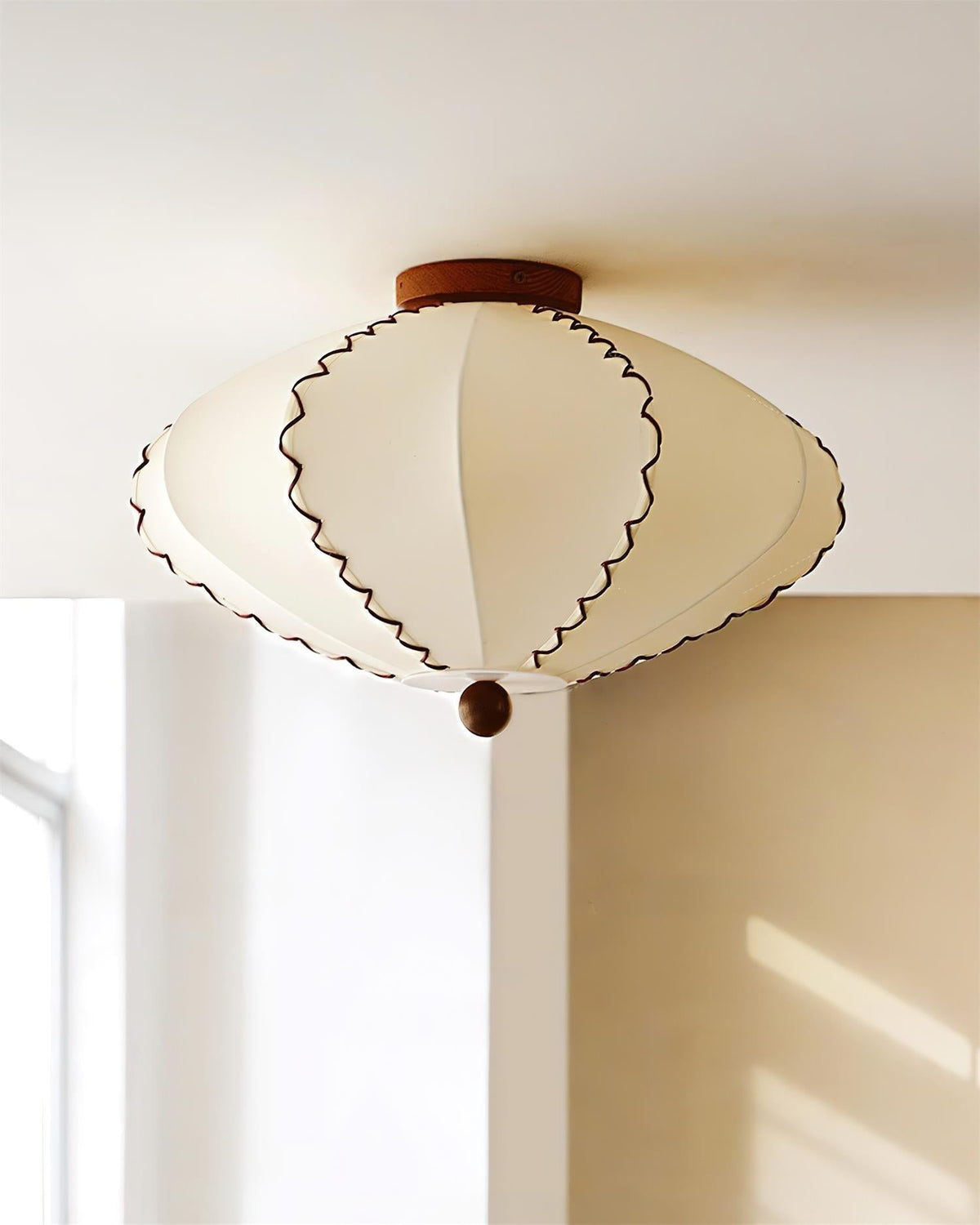 Colette Deckenleuchte aus Holz und Stoff in Beige
