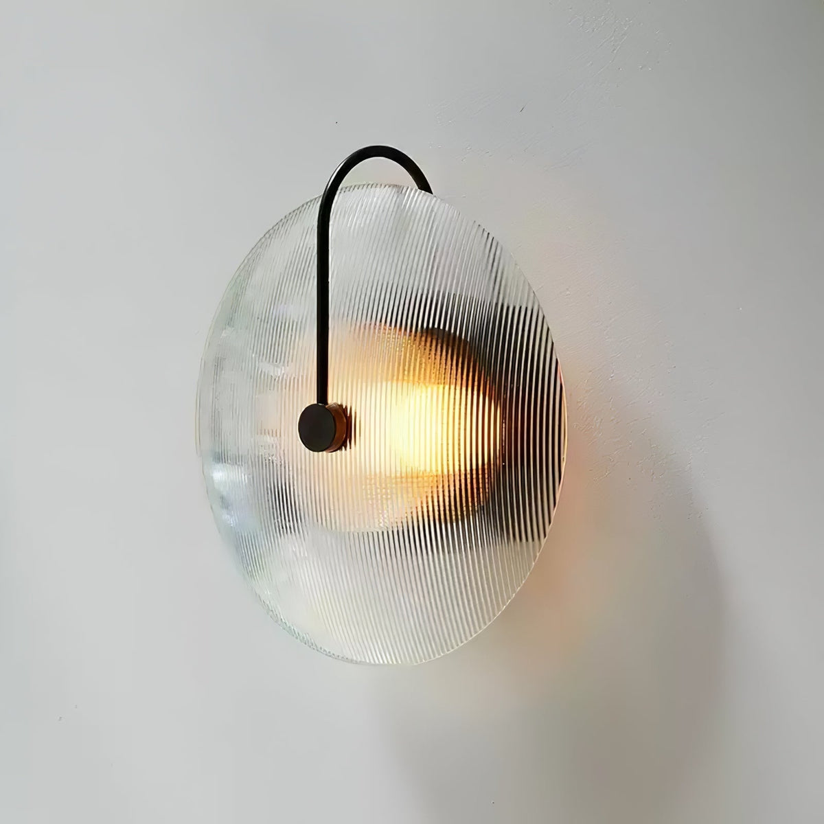 Ivsilan zeitgenössische minimalistische Wandleuchte aus Milchglas
