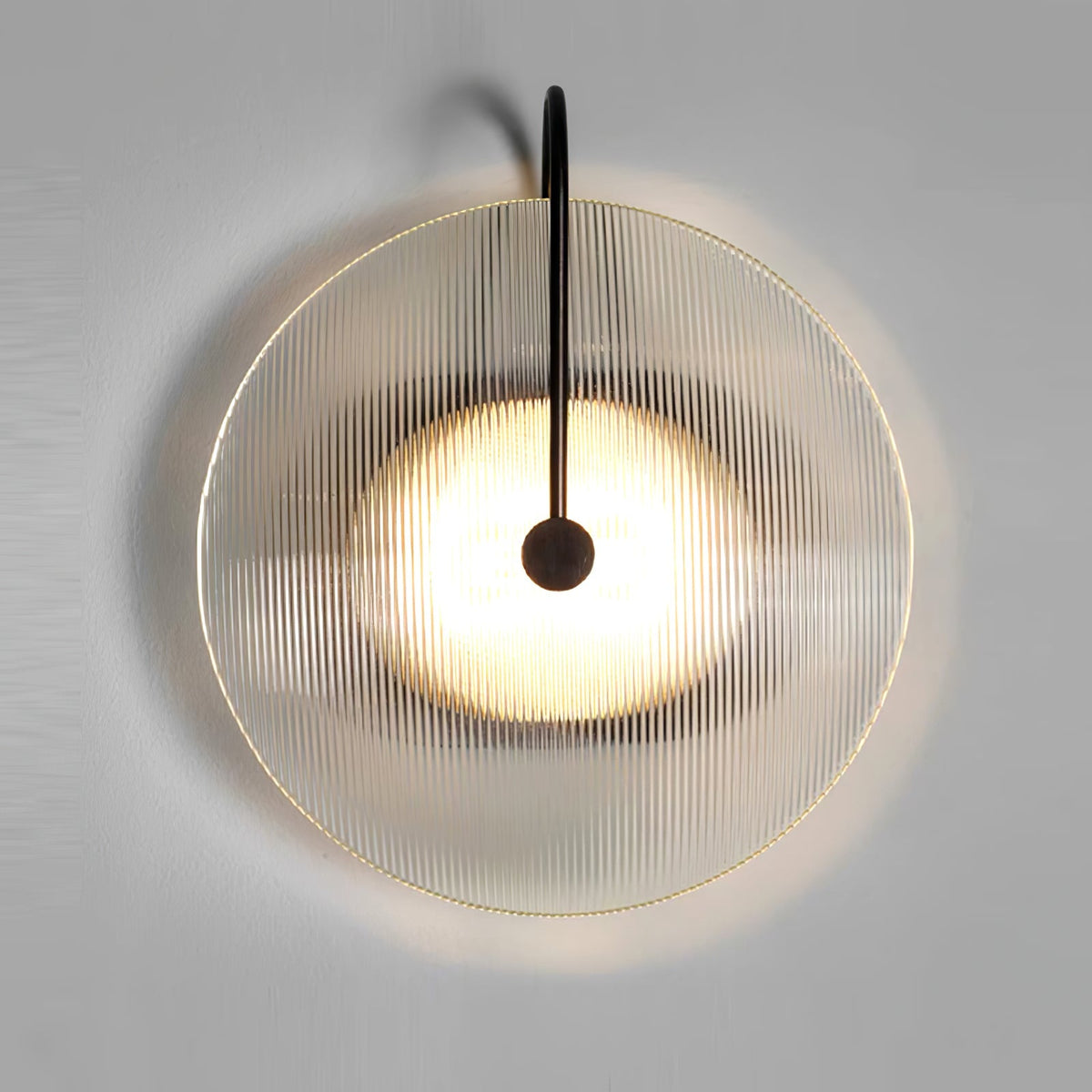 Ivsilan zeitgenössische minimalistische Wandleuchte aus Milchglas