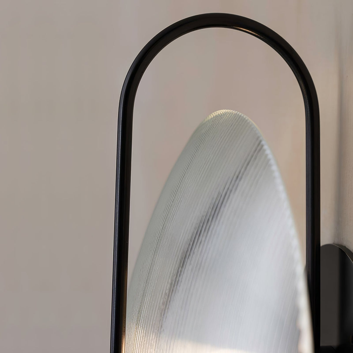 Ivsilan zeitgenössische minimalistische Wandleuchte aus Milchglas