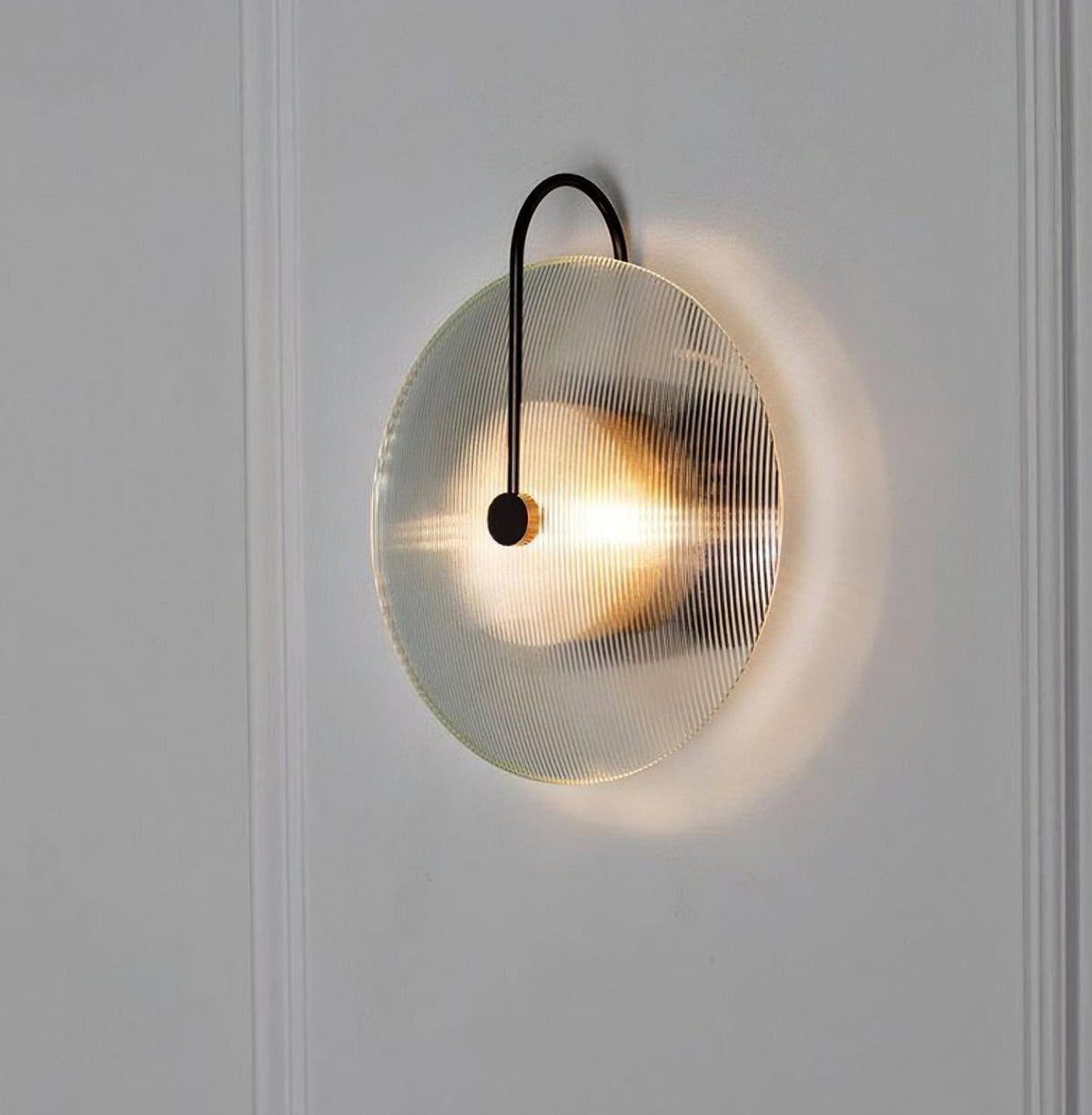 Ivsilan zeitgenössische minimalistische Wandleuchte aus Milchglas