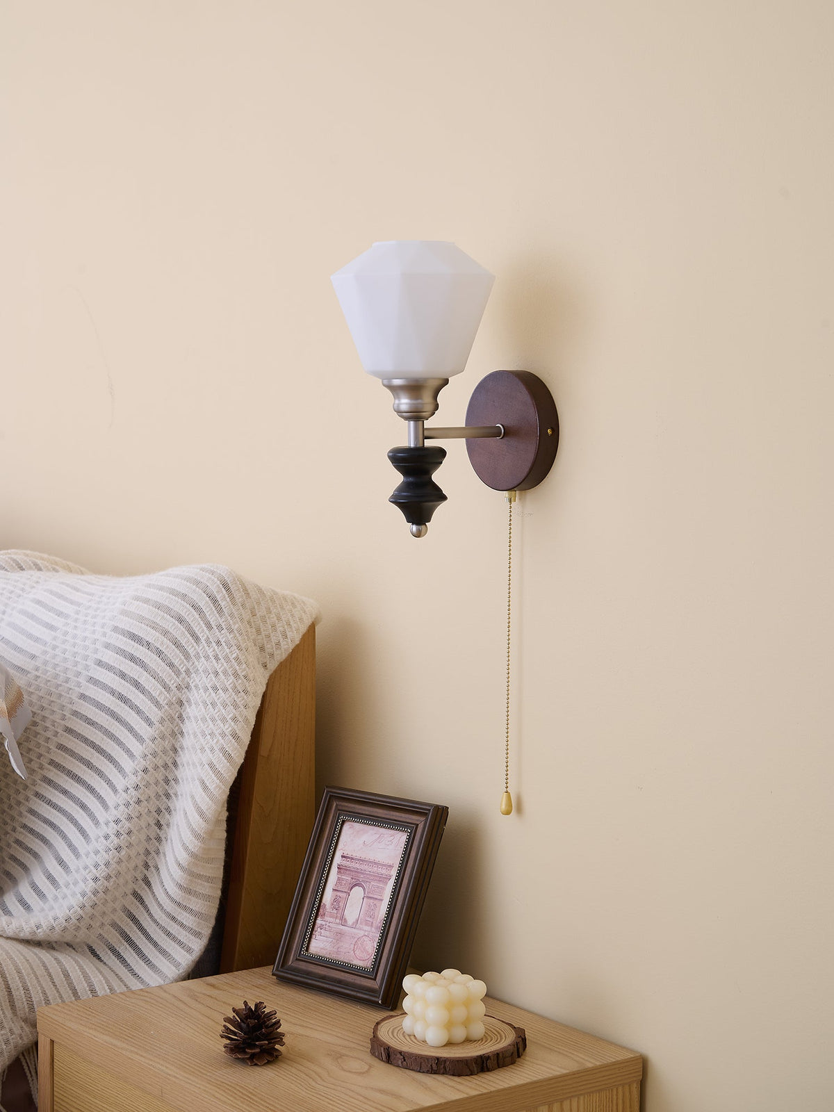 Lucille Elegance Classic Kunstglas-Holz-Wandleuchte