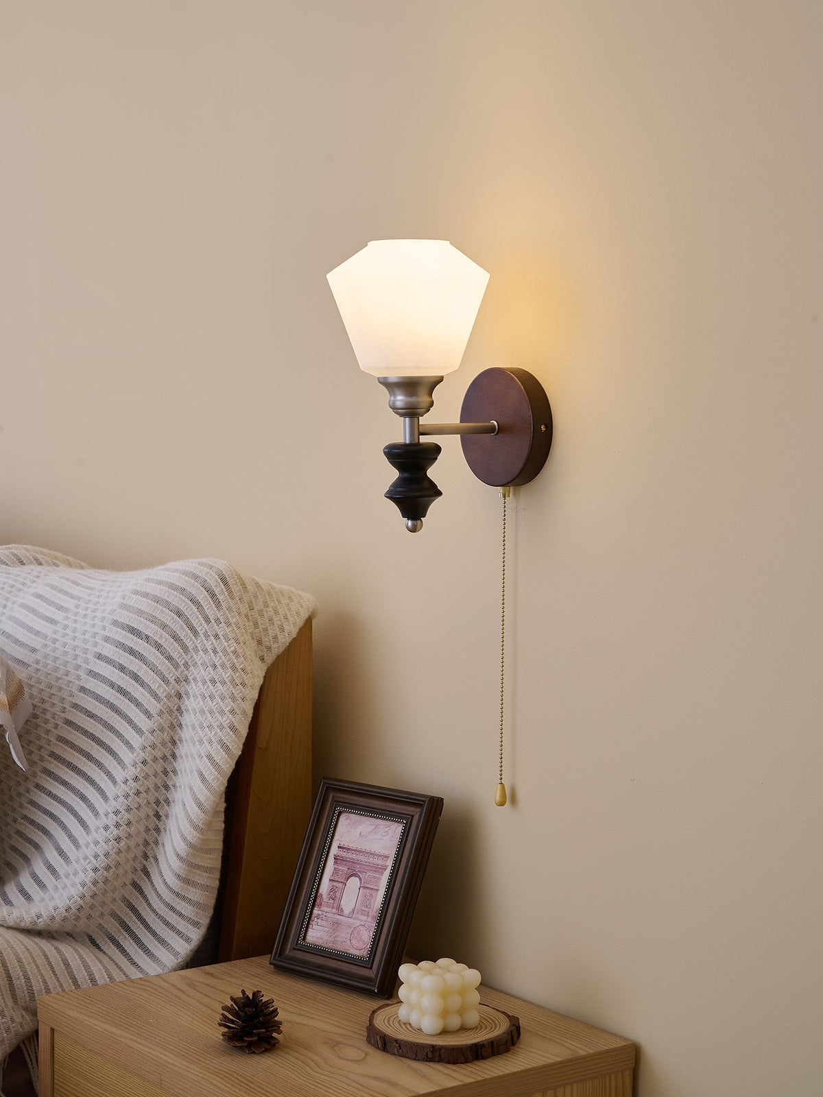 Lucille Elegance Classic Kunstglas-Holz-Wandleuchte