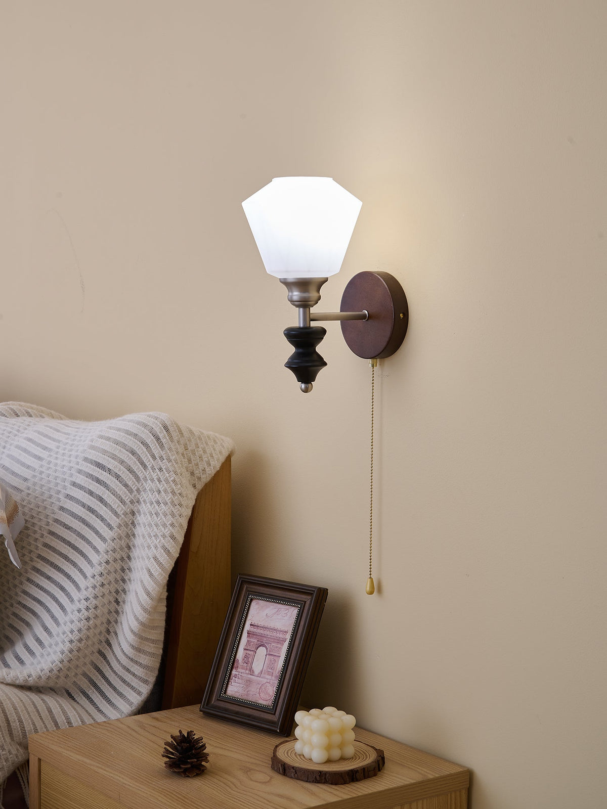 Lucille Elegance Classic Kunstglas-Holz-Wandleuchte