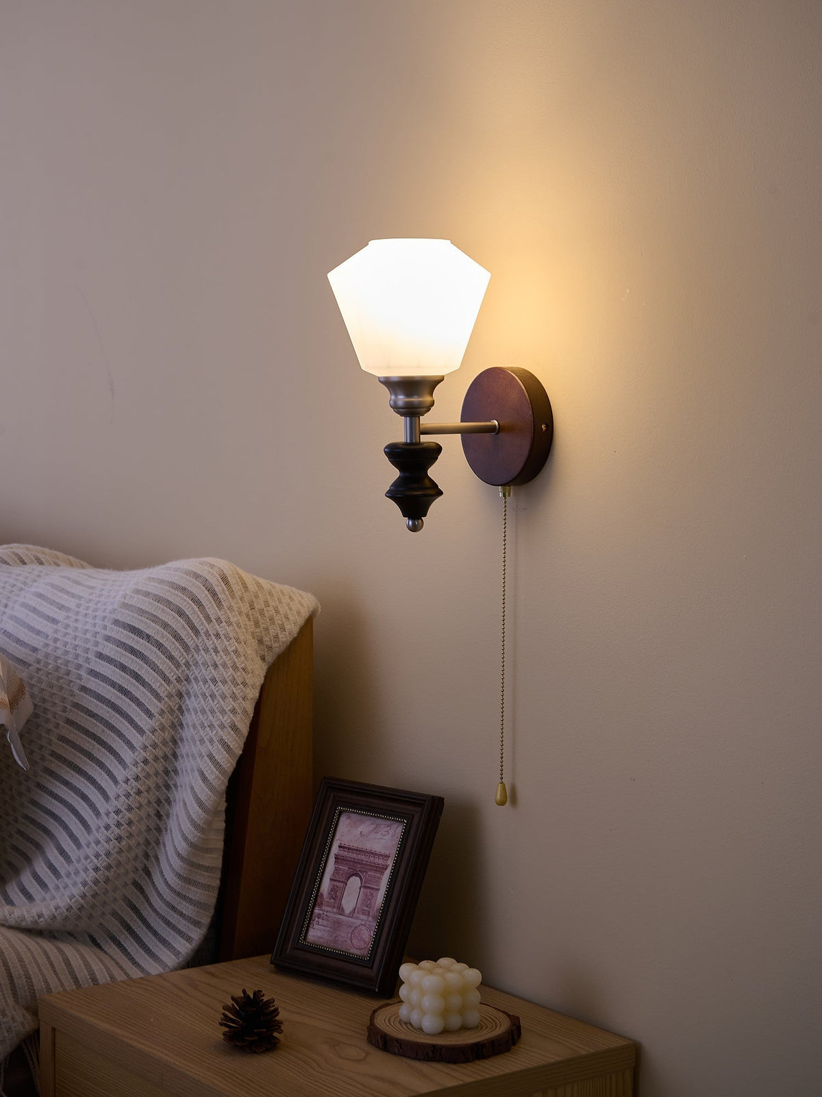 Lucille Elegance Classic Kunstglas-Holz-Wandleuchte
