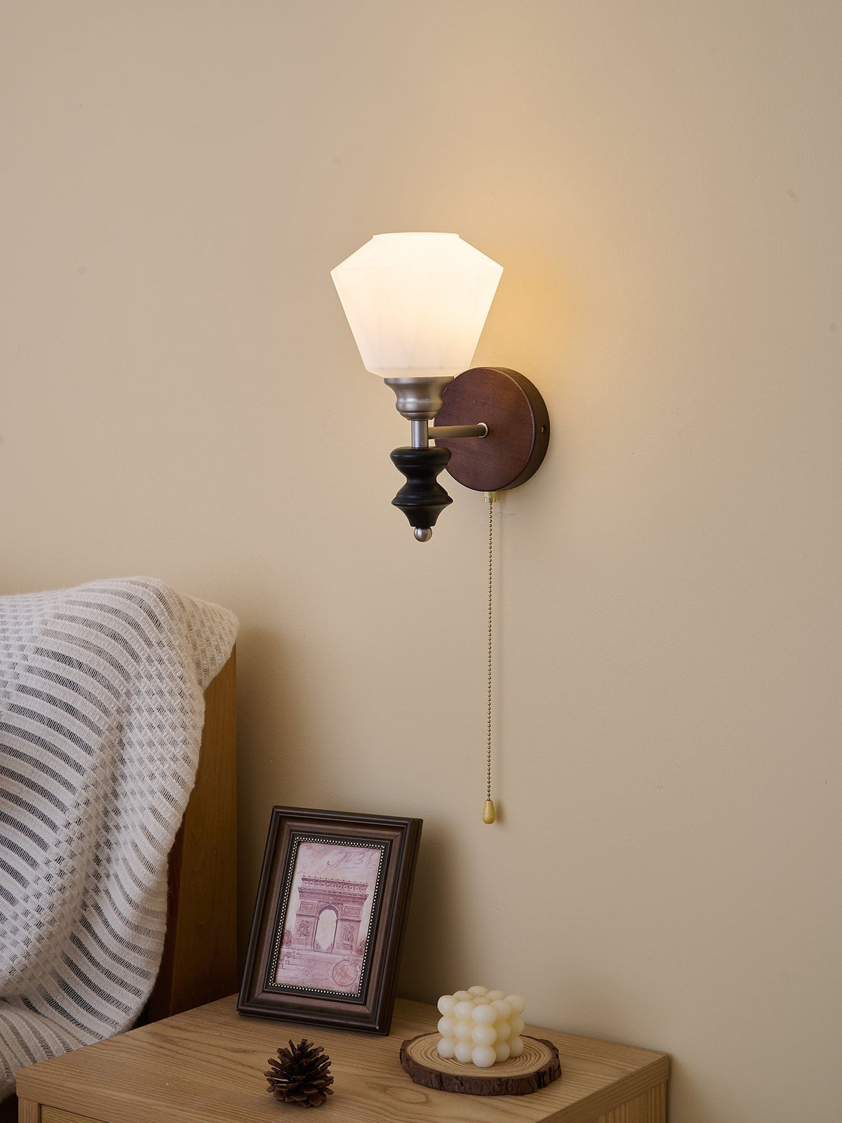 Lucille Elegance Classic Kunstglas-Holz-Wandleuchte