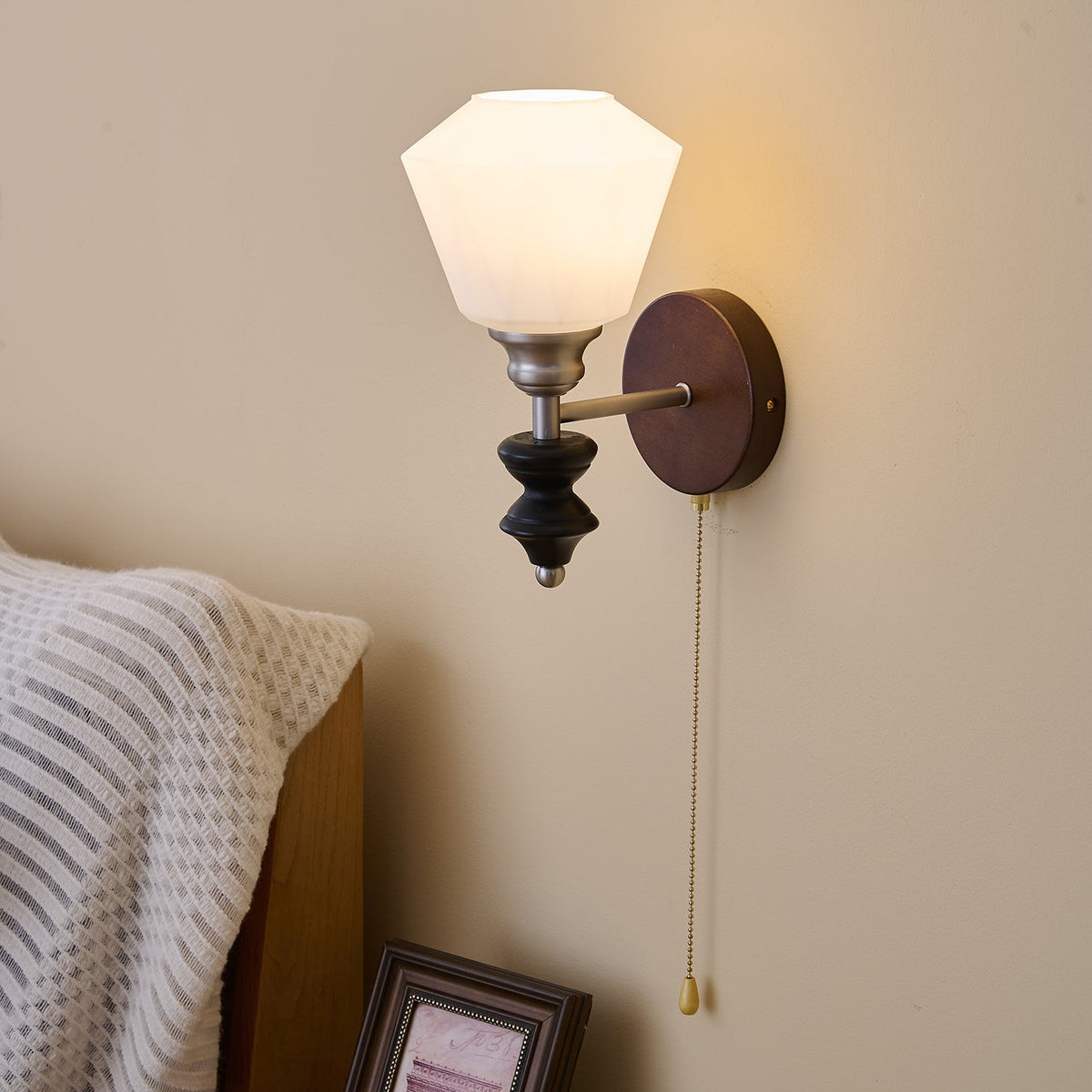 Lucille Elegance Classic Kunstglas-Holz-Wandleuchte