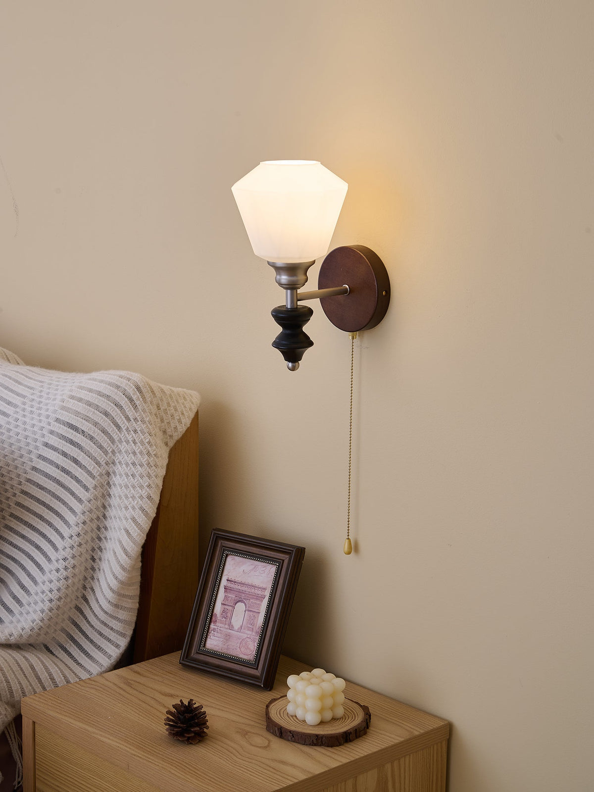 Lucille Elegance Classic Kunstglas-Holz-Wandleuchte