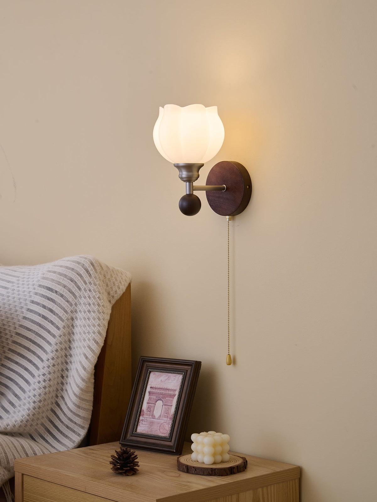 Lucille Elegance Classic Kunstglas-Holz-Wandleuchte