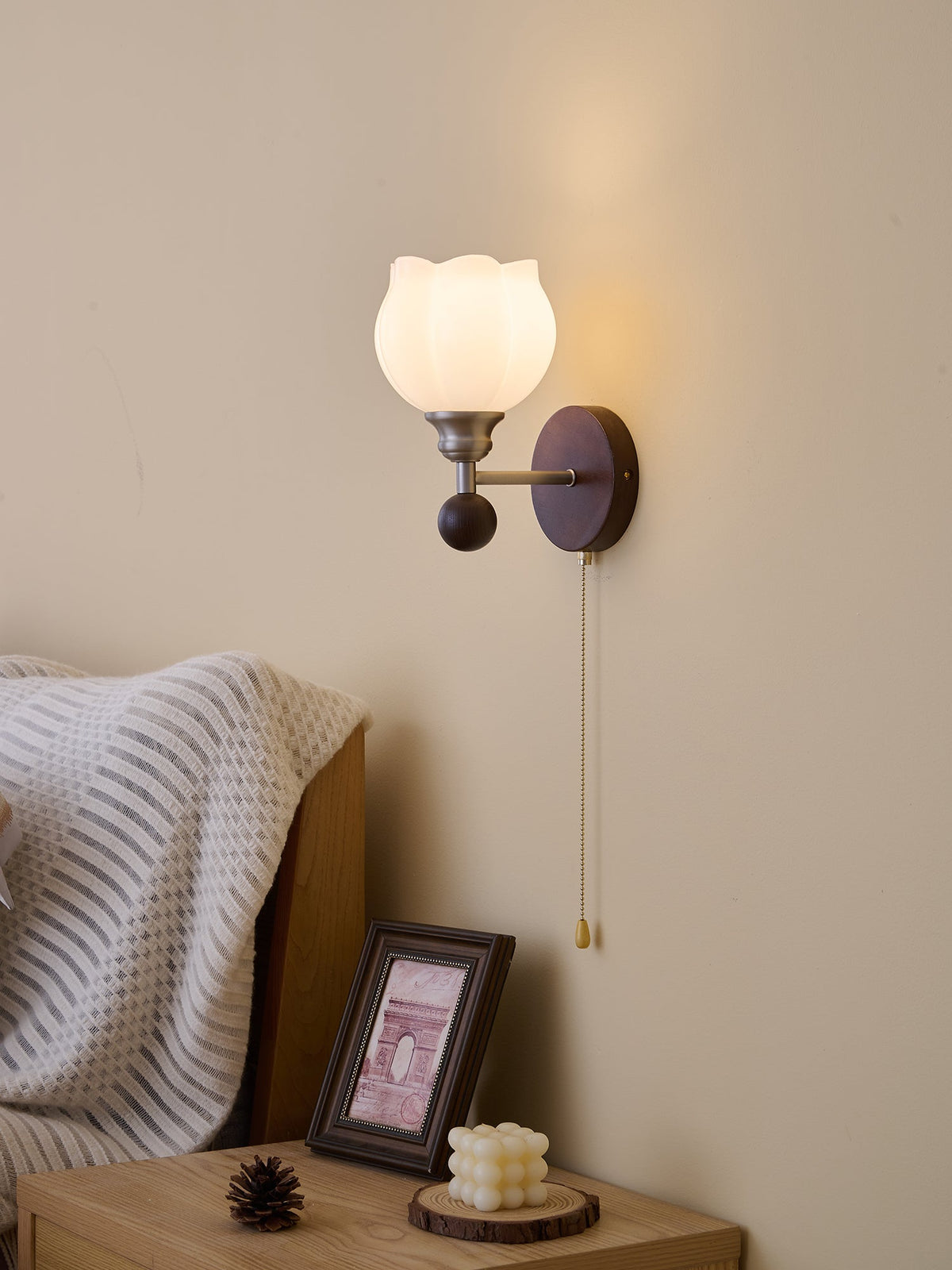 Lucille Elegance Classic Kunstglas-Holz-Wandleuchte