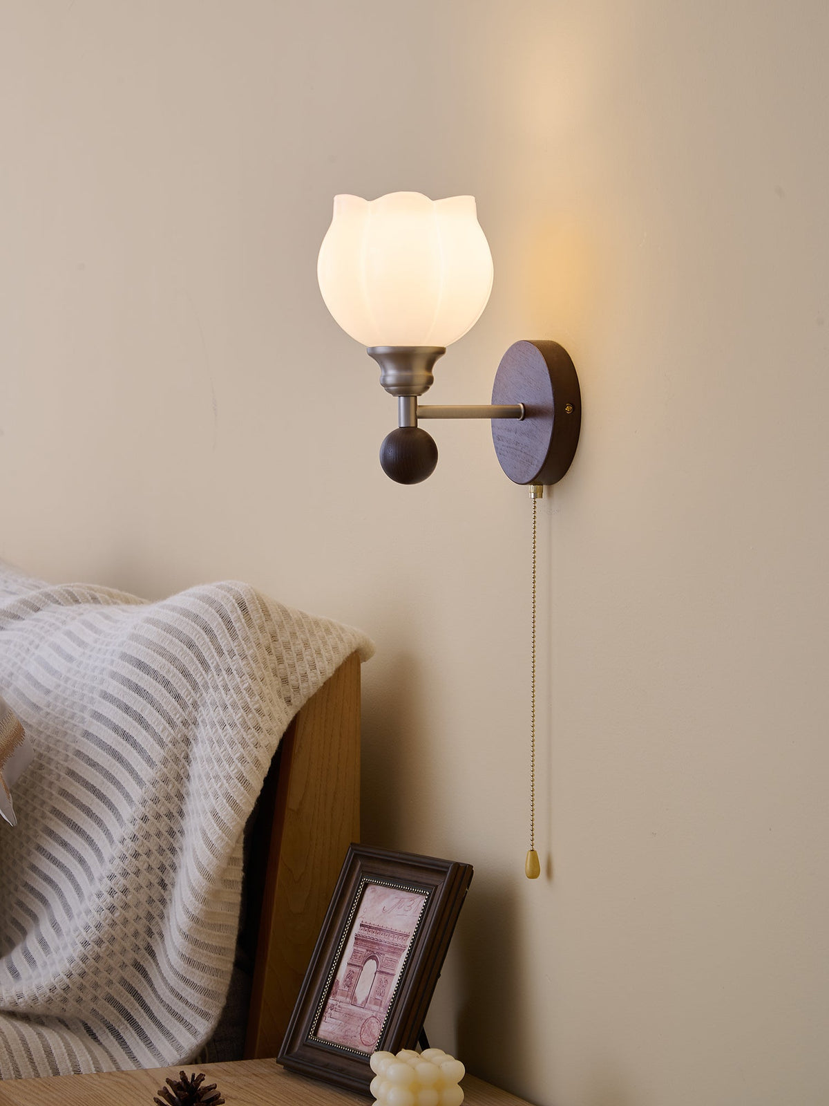 Lucille Elegance Classic Kunstglas-Holz-Wandleuchte