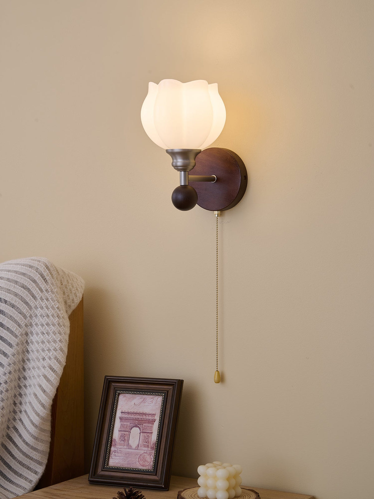 Lucille Elegance Classic Kunstglas-Holz-Wandleuchte