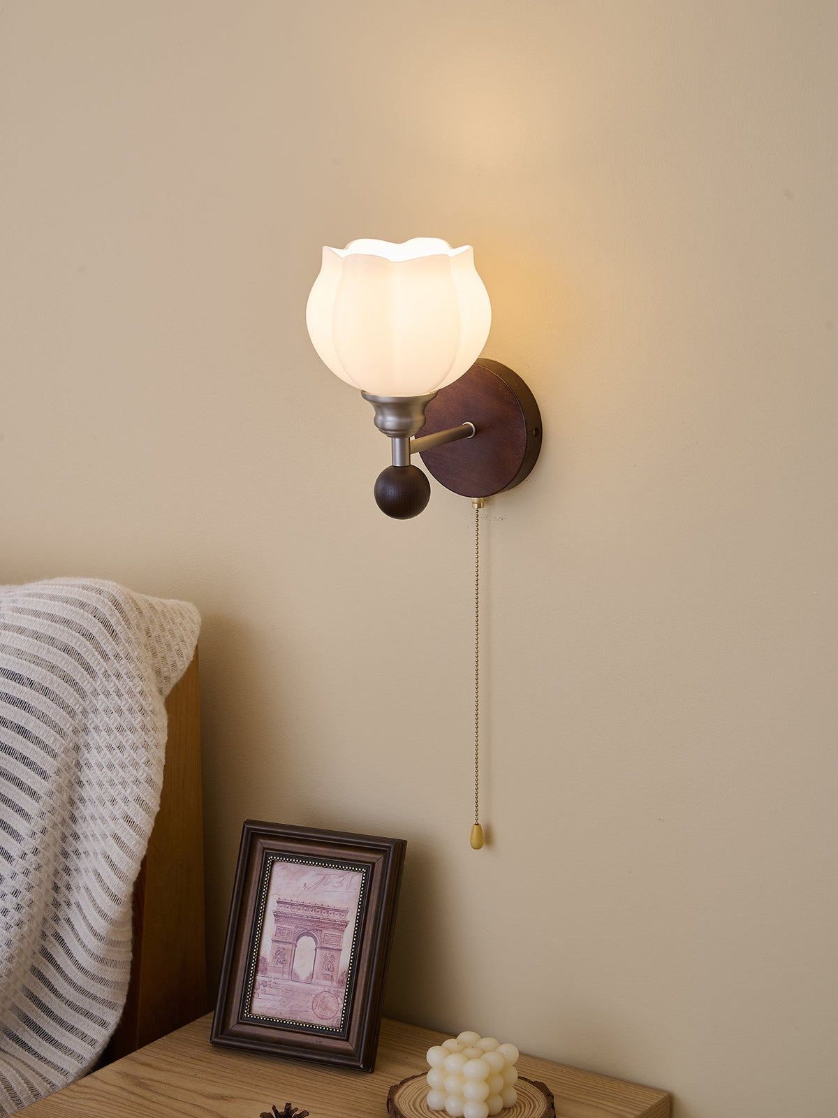 Lucille Elegance Classic Kunstglas-Holz-Wandleuchte