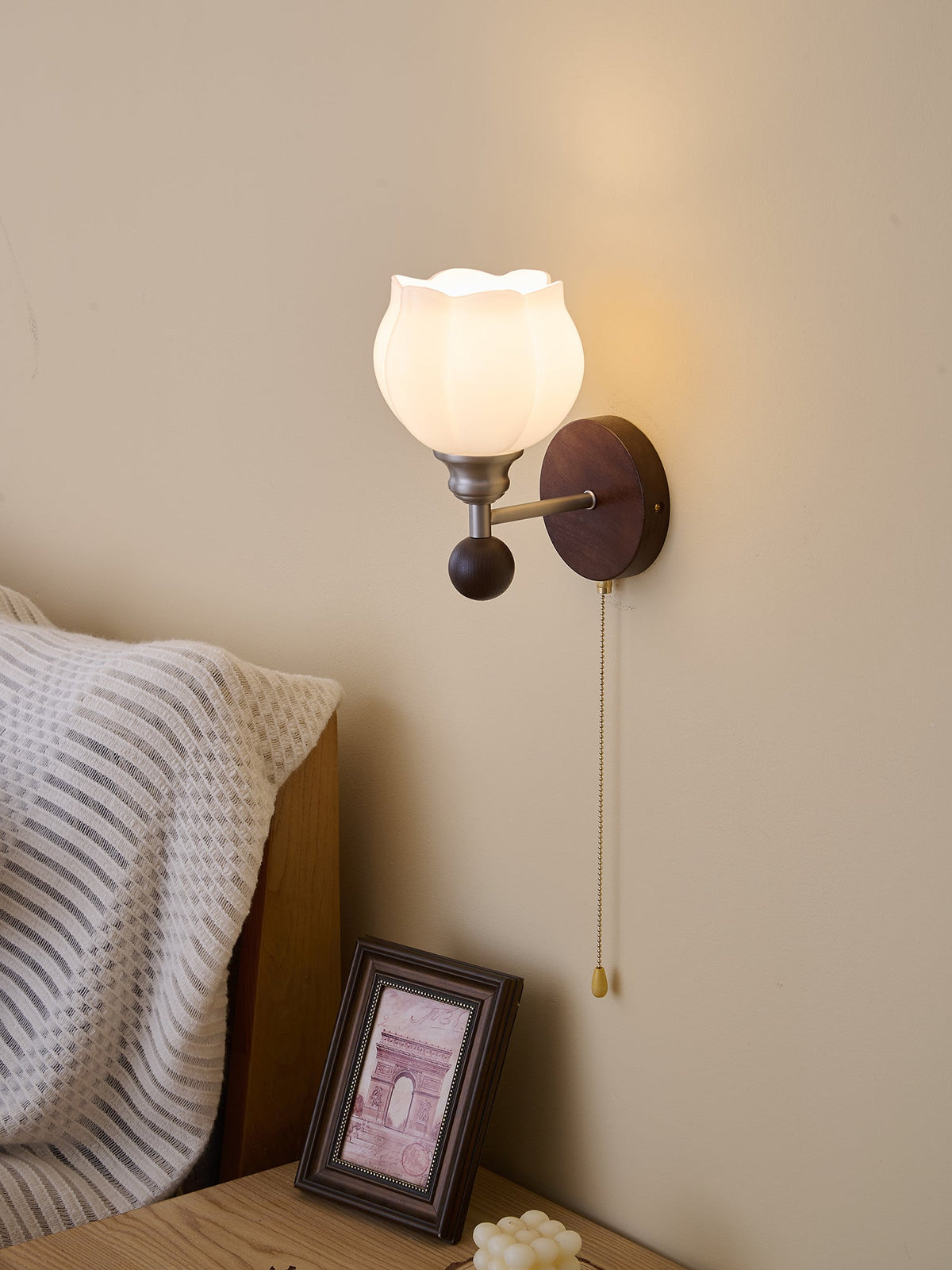 Lucille Elegance Classic Kunstglas-Holz-Wandleuchte