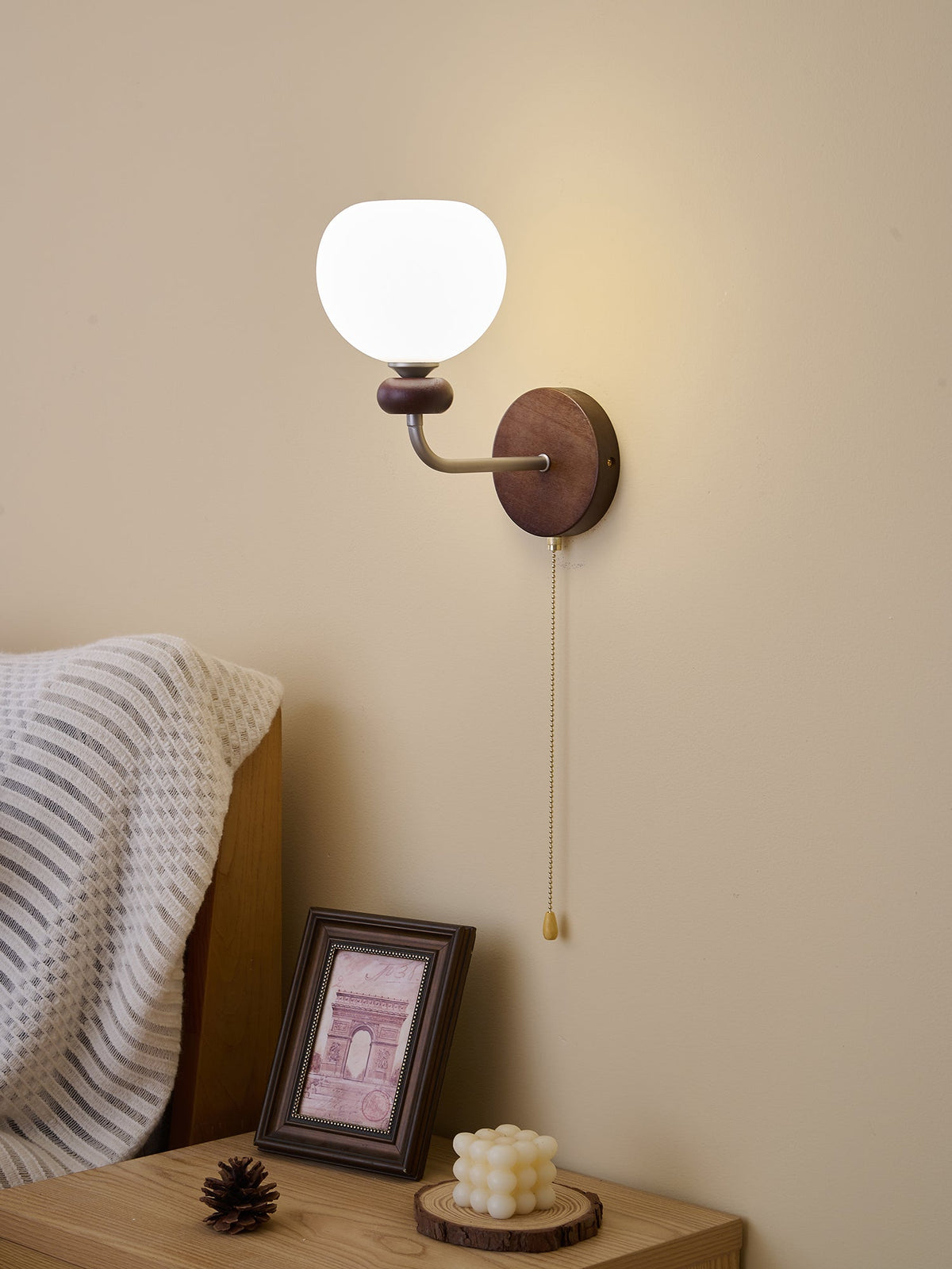 Lucille Elegance Classic Kunstglas-Holz-Wandleuchte