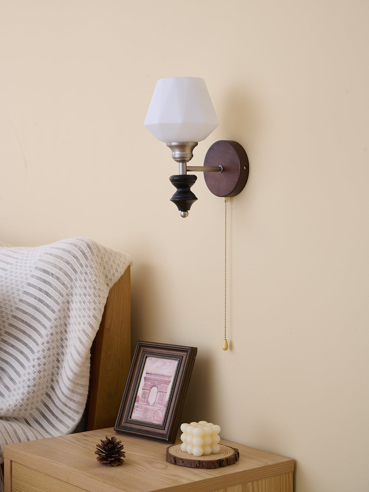 Lucille Elegance Classic Kunstglas-Holz-Wandleuchte