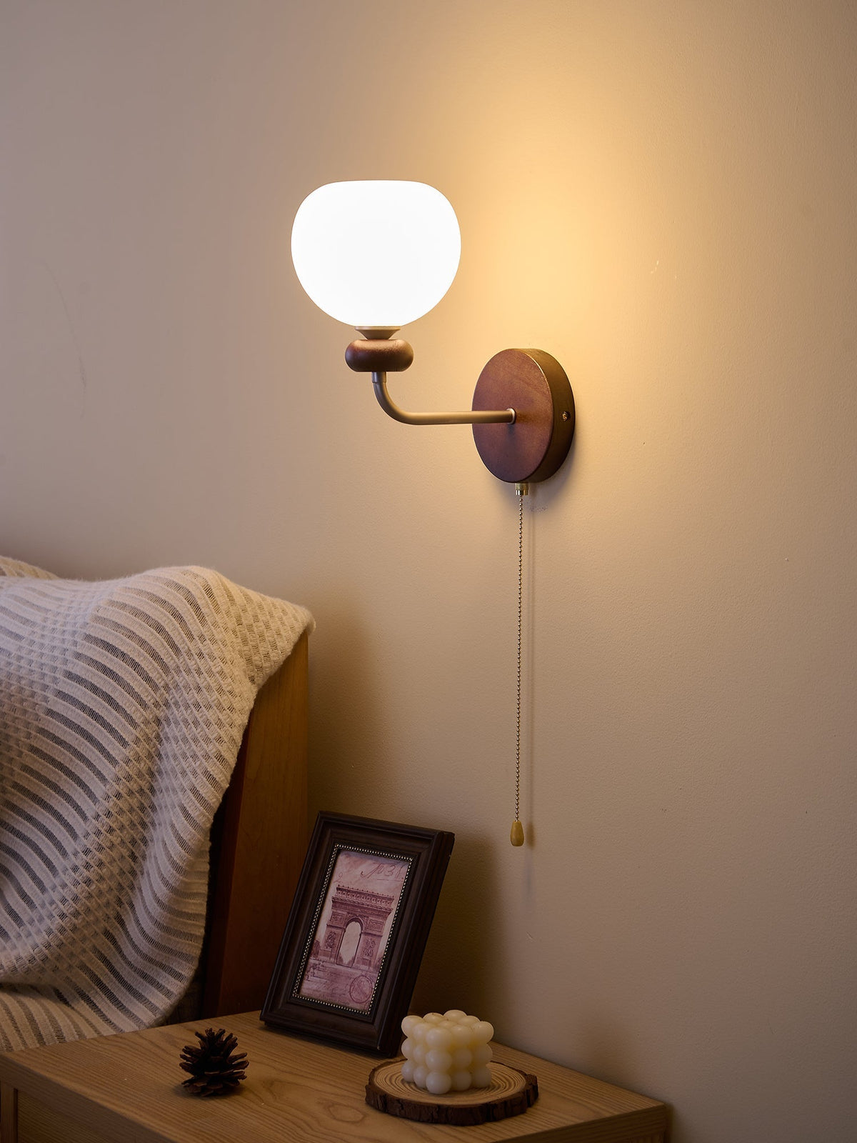 Lucille Elegance Classic Kunstglas-Holz-Wandleuchte