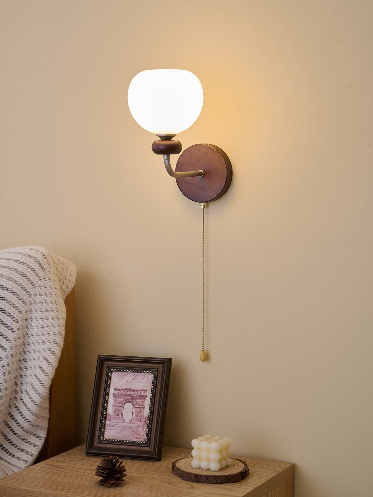 Lucille Elegance Classic Kunstglas-Holz-Wandleuchte