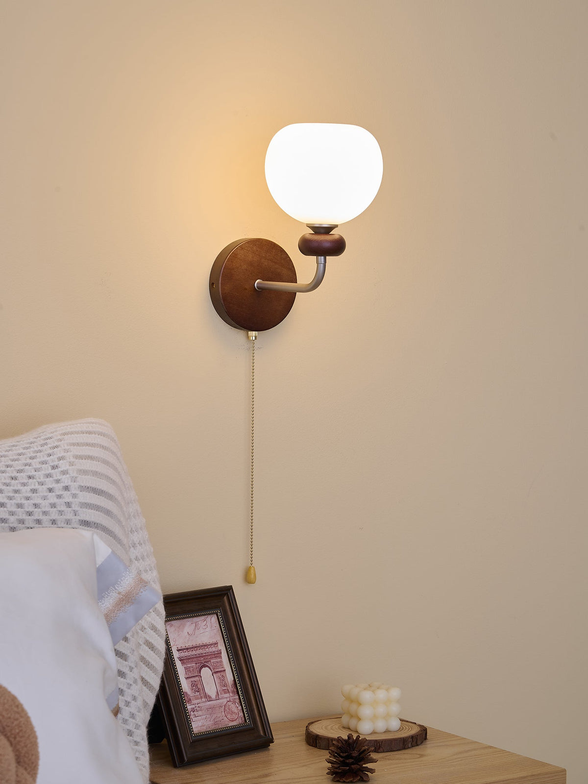 Lucille Elegance Classic Kunstglas-Holz-Wandleuchte