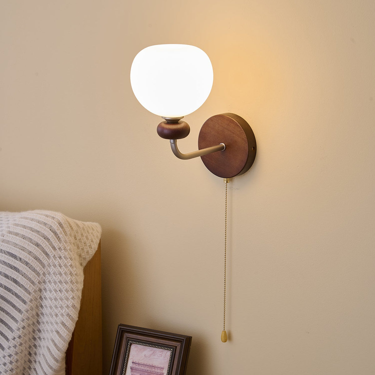 Lucille Elegance Classic Kunstglas-Holz-Wandleuchte
