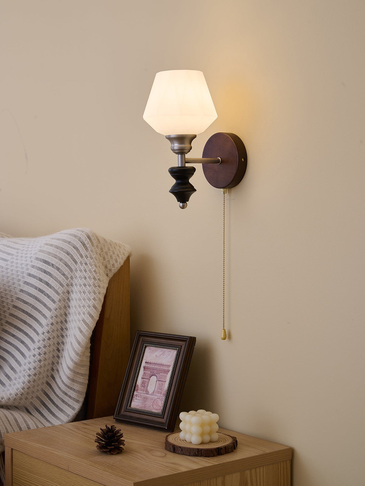 Lucille Elegance Classic Kunstglas-Holz-Wandleuchte