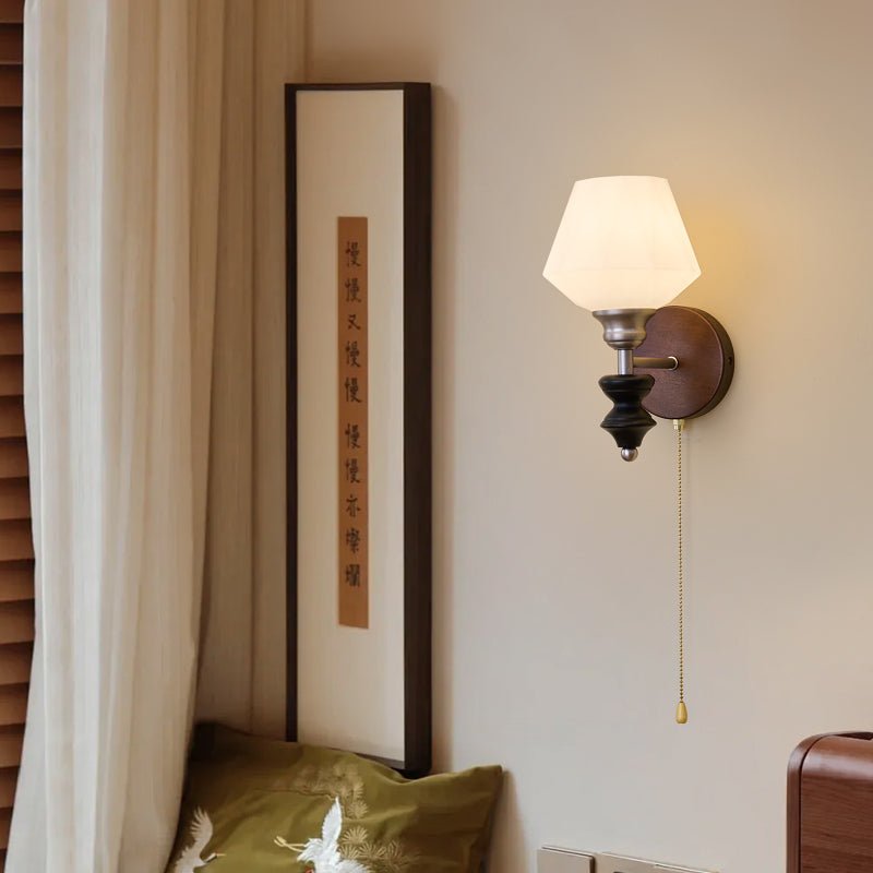 Lucille Elegance Classic Kunstglas-Holz-Wandleuchte
